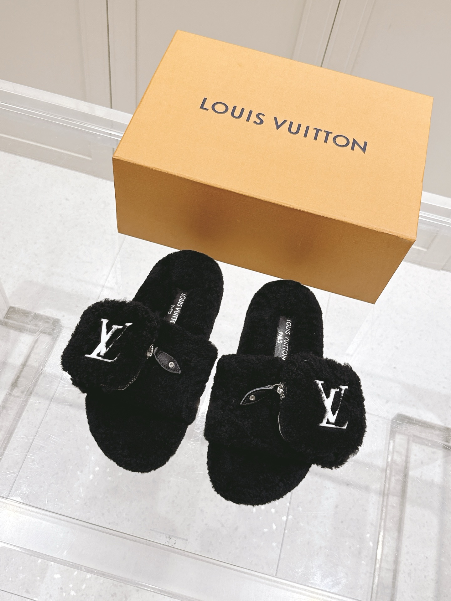 NO:442277,The top version of LV Louis Vuitton 25ss early autumn new wool wool dragging on the top made me willing to buy it. I will know it is fashionable only after I buy it. Popular and popular products must be ranked in various rankings. The style of bloggers and internet celebrities is very eye-catching. The previous super recommended models!  Double-layer thicker and wide sole, upper with wool lamb, inner wool sheep, size 35-40 (41 and 42 custom made without return or exchange), fur shoes, louis vuitton, louis vuitton19860909顶级版本 LV路易威登 25ss早秋新款羊毛毛拖   上依脚然让我心情甘愿剁入手,购入手会才知道的它时髦,人气爆款须必得有它排名各,种博主、网红搭范配尽显眼,前超级荐推款！双层厚加大底, 鞋面选用羊毛羔,内里毛羊, 码数35-40（41、42定做不不退换）,毛毛鞋,louis vuitton,louis vuitton,Women's Shoes