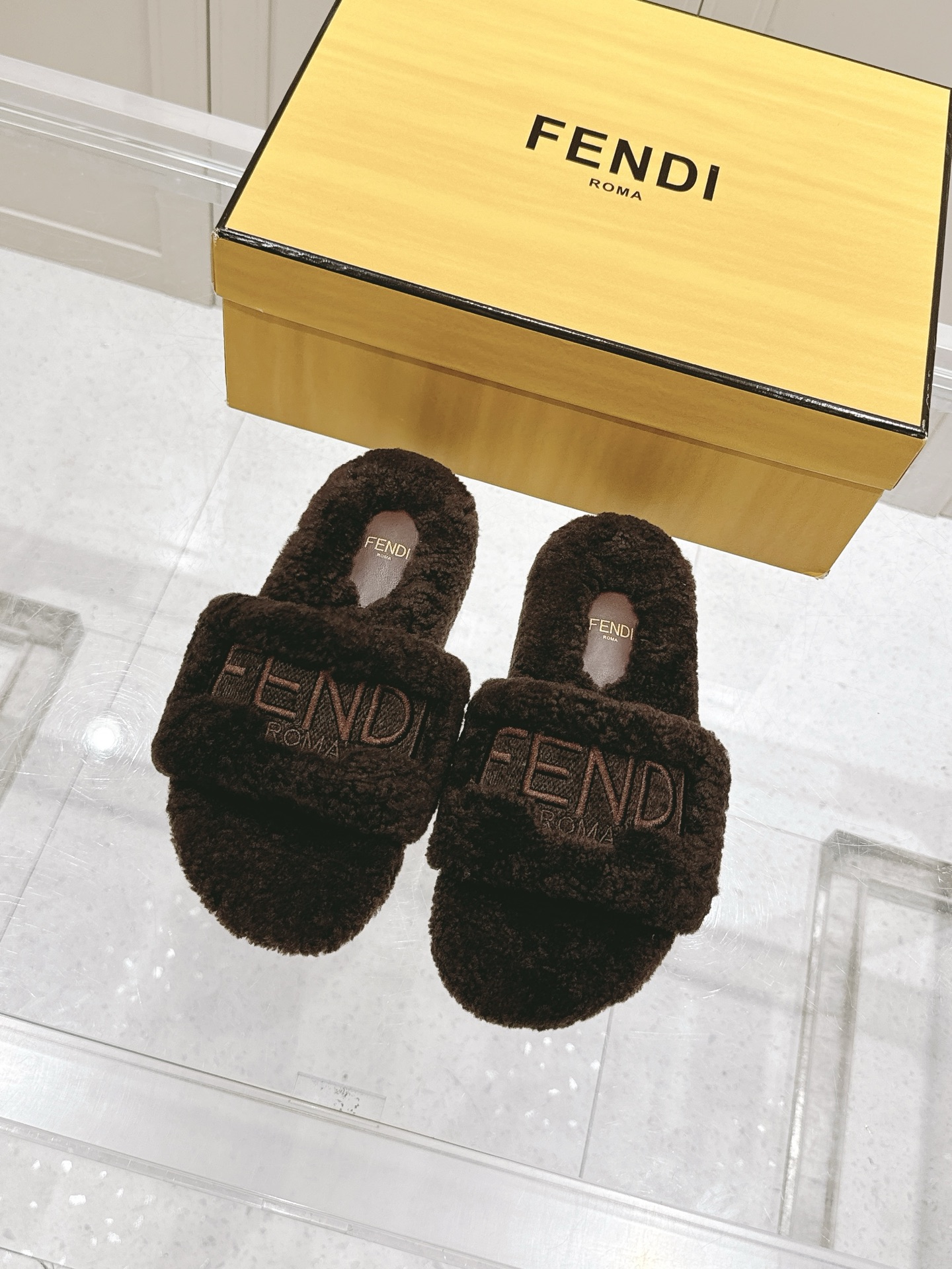 NO:442239,Top version Fendi Fendi wool trailer show main series, new products are launched, Fendi table foot design inspiration to be reinvented in this year's show's main series of shoes. As we all know, shoes are always designed to be full of high-end, high-end, elegant and versatile, never out of date, fashion trends follow the footsteps of the original fabric wool inner wool large sole original molded sole Size:# 35-41 (40.41 custom made without return or replacement), fur shoes, fendi, fendi, slippers19860909顶级版本 Fendi 芬迪毛拖走秀主推系列,新品上线,芬具桌脚设计灵感改创于今年秀场的主推系列鞋履 当季新品拖鞋,众所周知,鞋子永远设计为高级感满满的,高端大气上档次且百搭永不过时,时尚潮流追随的脚步却无法落下 面料原版羊毛 内里羊毛 大底原版开模鞋底 Size:# 35-41（40.41定做不退不换）,毛毛鞋,fendi,fendi,slippers,Women's Shoes