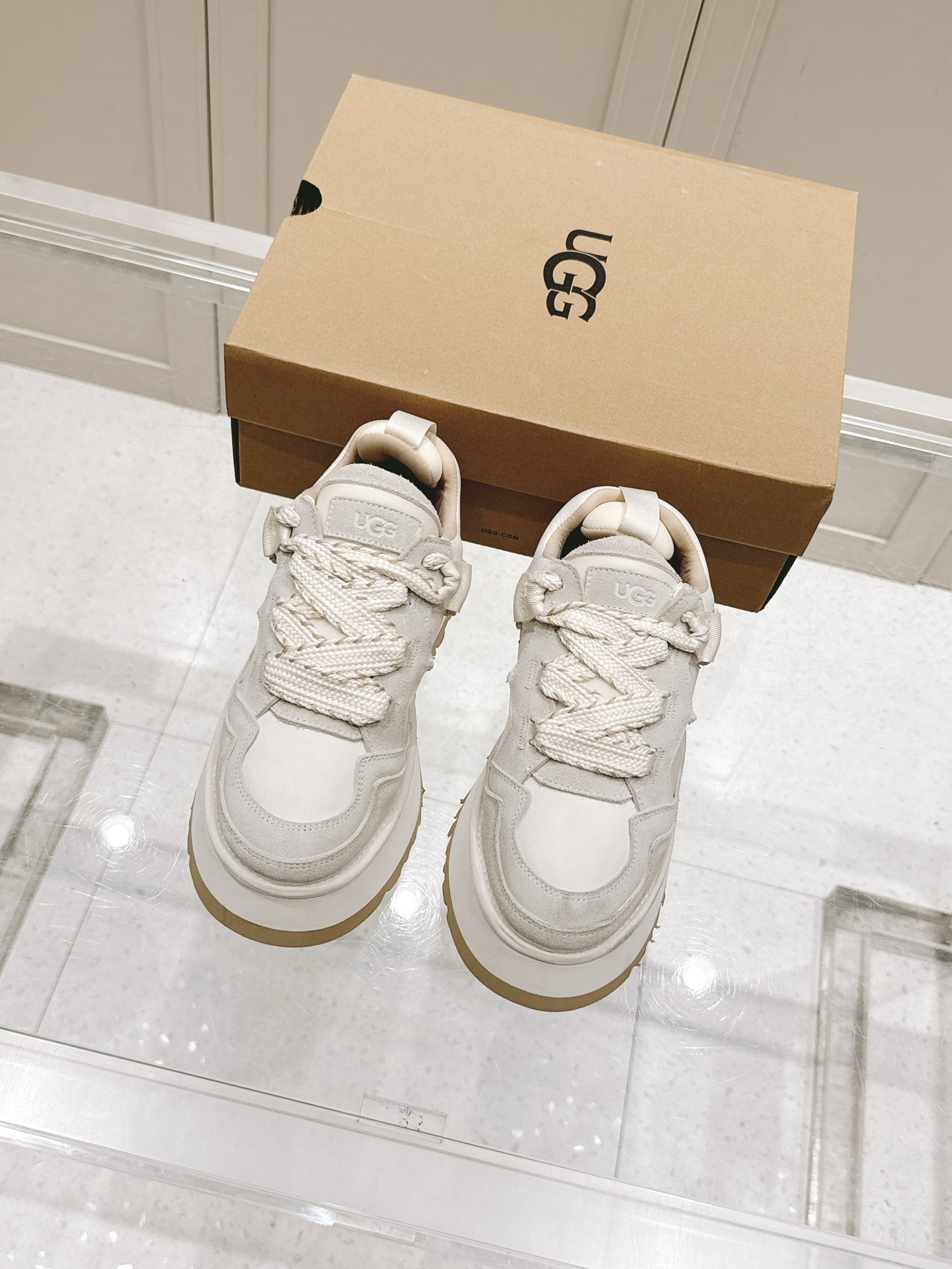 NO:442272,Top version UGG's new autumn and winter thick-soled casual shoes. As a leading brand, this new pair also continues its usual concept of comfort. It is light and comfortable when worn on the feet, as if it is stepping on a cloud. Moreover, its soles are made of EVA material, which is non-slip and wear-resistant, and it is stable and stable whether you are walking or running. You no longer have to worry about being tired of walking!  In addition to comfort, the design of this new pair is also super stylish!  Simple lines and smooth tailoring can be matched with casual clothes and hold formal occasions. Moreover, the fluffy decoration on the upper is the finishing touch, making the whole pair look more cute and playful, and is definitely a must-have item for trendy girls!  Size: 35-39 (40, 41 custom made without return), casual shoes/sports, sneakers19860909顶级版本 UGG秋冬新款厚底休闲鞋 作为的领军品牌,这双新款同样延续了其一贯的舒适理念,穿在脚上轻盈自在,仿佛踩在了云朵上一般. 而且,它的鞋底采用EVA材质,防滑耐磨,不管是走路还是跑步都稳稳当当的,再也不用担心走路累脚啦！ 除了舒适度,这双新款的设计也是超级时尚的！ 简约的线条和流畅的剪裁,既能搭配休闲装,也能hold住正式场合. 而且,鞋面上的绒毛装饰更是点睛之笔,让整双看起来更加可爱俏皮,绝对是潮女们的必备单品！ 码数:35-39(40、41定做不退换),休闲鞋/运动鞋,sneakers,Women's Shoes