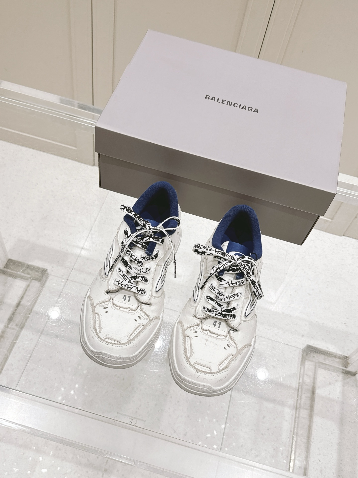 NO:442270,Top version of couples Balenciaga latest Hamptons series Couple models damaged, worn, casual, sports shoes Original purchase and development Making goods Hamptons Sneaker This new shoe continues the consistent aesthetic style of creative director Demna, integrating bristle design, exposed stitching, asymmetric details, scratches, as well as graffiti-style laces and obvious toe curves. Unlike previous exaggerated and heavy 3XL and Cargo style styles, Hamptons Sneaker has a somewhat converging contour, adopting a more traditional sole structure that Balencia rarely uses, and is equipped with a spliced ​​leather upper, making the overall shape more daily but still unique. Exquisite packaging for delivery counter Fabric: Original custom imported toe-layer cowhide, imported breathable towel velvet  Original sole open mold-proof rubber material, sole thickness 3CM Size: Women's 35-41 / Men's 39-45, casual shoes/sports shoes, balenciaga, balenciaga, sneakers, cowhide19860909顶级版本情侣款 Balenciaga巴黎世家 最新Hamptons系列 情侣款 破损 做旧 休闲 运动鞋 原版购入开发 做货 Hamptons Sneaker这款新鞋延续了创意总监Demna一贯的美学风格,融入了毛边设计、外露缝线、不对称细节、做|刮痕,以及涂鸦风格的鞋带字样和明显的鞋头弧度.不同于此前夸张厚重的3XL和 Cargo等款式,Hamptons Sneaker 在轮廓上有所收敛,采用了巴黎世家较少使用的更为传统的鞋底结构,并配有拼接皮革鞋面,使整体造型更加日常但依然不失个性 配送专柜精美包装 面料:原版定制进口头层牛皮 内里进口透气毛巾绒里 鞋底原版开模防滑橡胶材质 底厚3CM Size:女款35-41 / 男款39-45,休闲鞋/运动鞋,balenciaga,balenciaga,sneakers,cowhide,Women's Shoes