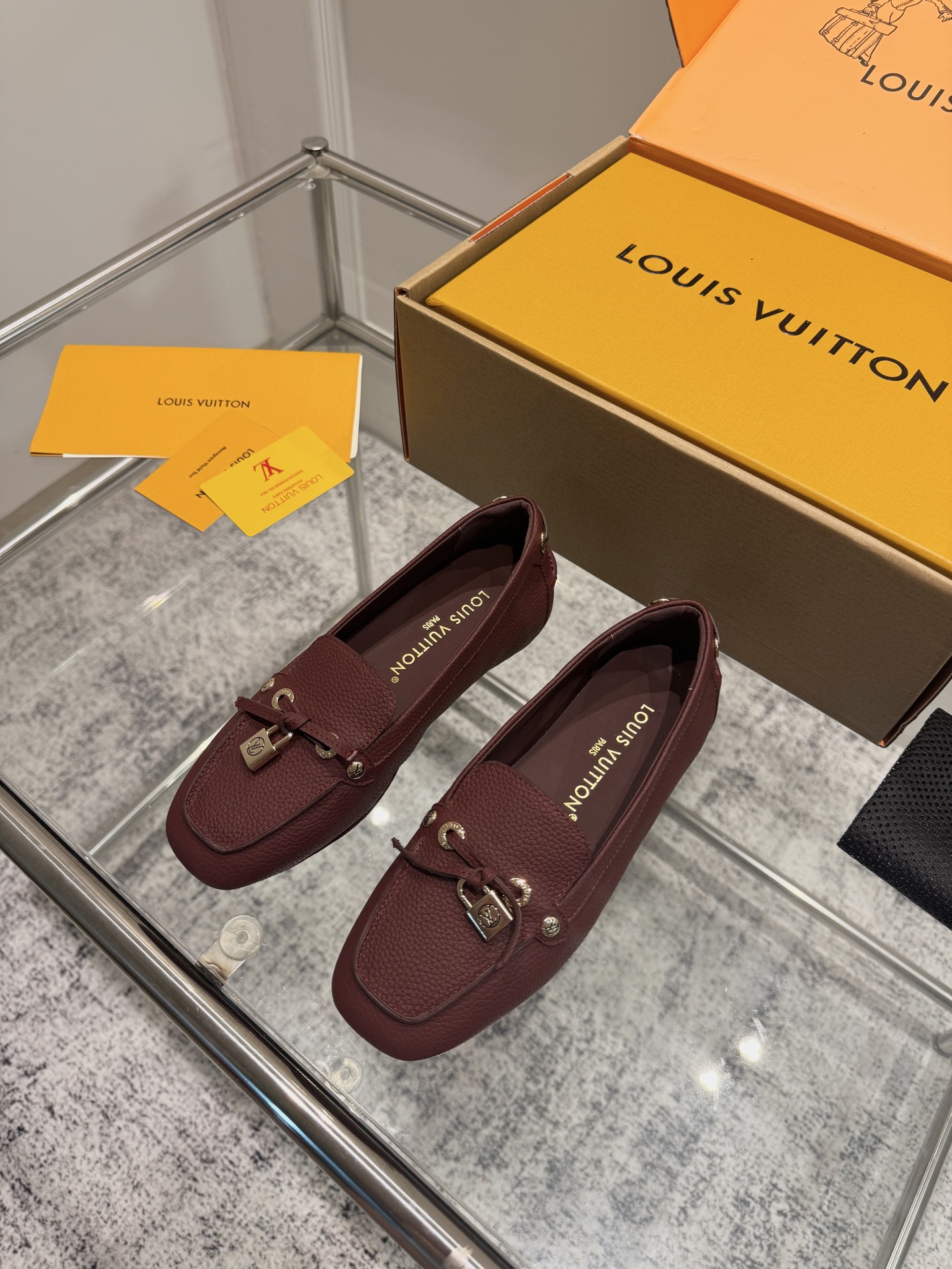 NO:442262,Purchase grade Louis vuitton 25ss flat loafers beanie shoes, made of high-quality cowhide leather, light and comfortable moccasin structure with hand-sewn upper embellished with LV Cicle logo and inscription shoelace ends. Butterfly decoration, luxurious and atmospheric style, perfect interpretation of the brand's luxury style. The inner lining is made of water-dyed cowhide, original A-grade rubber outsole, Size35-41 (40 41 custom made without return), loafers, louis vuitton, louis vuitton, loafers, cowhide19860909代购级 Louis vuitton 25ss 平底乐福鞋 豆豆鞋,采用优质牛皮 轻盈舒适的莫卡辛结构搭配手缝鞋面 点缀LV Cicle标识和铭纹鞋带端头.饰蝴蝶 版型设计奢华大气 完美诠释品牌奢华风格 内里采用水染牛皮,原版A级橡胶粒外底, Size35-41（40 41 定做不退换）,乐福鞋,louis vuitton,louis vuitton,loafers,cowhide,Women's Shoes