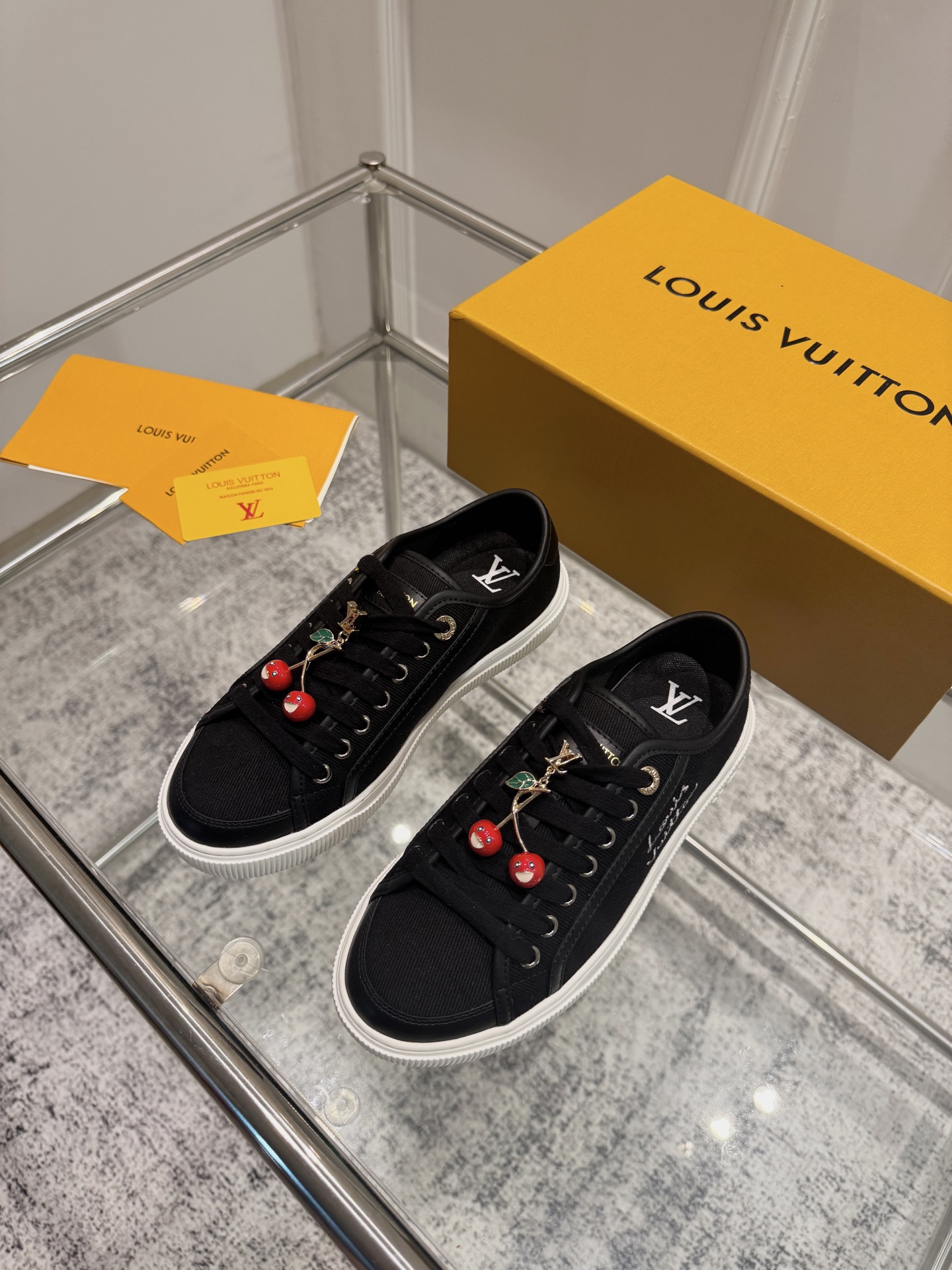 NO:442258,Exclusive top version of couples (correct version), cherry buckle 60 LV Louis Vuitton L Home Donkey Lagoon series Thick-soled denim denim embossed presbyopia thick-soled casual sneakers skateboard shoes Original purchase and development Made this Lagoon sneakers are made of Monogram denim, injected with retro flavor to classic design. Leather trim is shown with Louis Vuitton logo, inscribed eyelets, laces and shoelaces highlight the exquisite details, embellishing Monogram The rubber outsole of the floral perfect overall delivery counter exquisite packaging, original imported custom-made top cowhide, inner imported original imported cowhide lining, sole original open mold-proof TPU material, bottom thickness 2.5CM  Size: Couple model 35-44 (customized for women 41, men 38, 45), casual shoes/sports shoes, louis vuitton, louis vuitton, louis vuitton, louis vuitton, louis vuitton, louis vuitton, sneakers, cowhide19860909独家顶级版本情侣款（正确版本） ,樱桃扣饰60 LV路易威登L家 驴牌最新Lagoon系列 厚底丹宁牛仔布 压花 老花 厚底 休闲运动鞋 滑板鞋 原版购入开发 做货 这款Lagoon 运动鞋取材 Monogram 丹宁布,为经典设计注入复古气息.皮革饰边跃现路易威登标识,铭纹孔眼、镶边和鞋带彰显考究细节,点缀 Monogram 花卉的橡胶外底完善整体 配送专柜精美包装 面料原版进口定制头层牛皮 内里原版进口牛皮里 鞋底原版开模防滑TPU材质 底厚2.5CM Size:情侣款35-44（可定制女41,男38,45）,休闲鞋/运动鞋,louis vuitton,louis vuitton,louis vuitton,louis vuitton,sneakers,cowhide,Women's Shoes