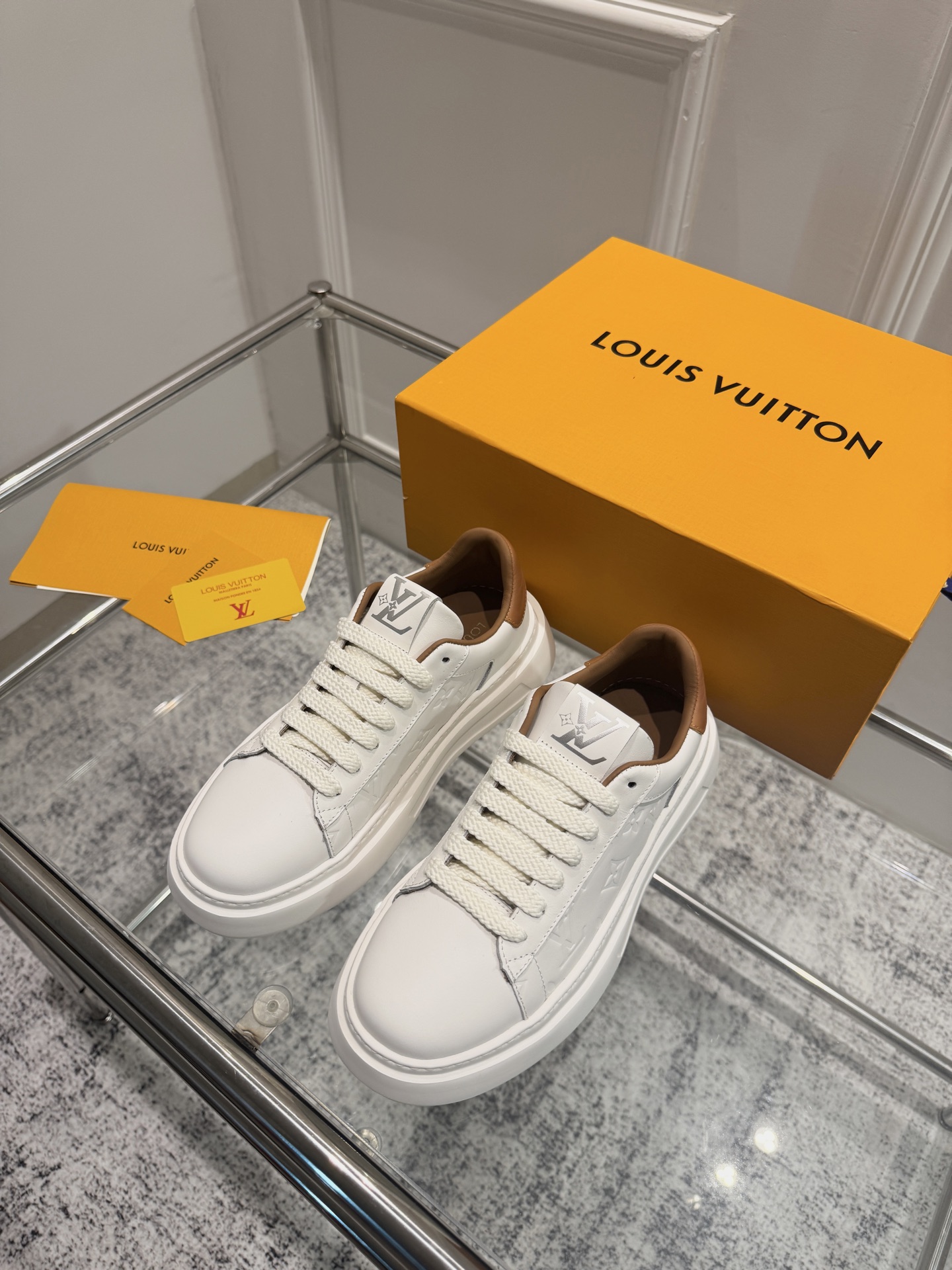 NO:442253,Purchase grade. Men's size. Louis Vuitton 26ss Spring and summer new Louis Vuitton men's white shoes casual shoes sneakers original 9650 purchase developed and made goods, Donkey brand LV Louis Vuitton specially presented the first environmentally friendly couple's shoes for the traditional Chinese festival of Chinese Valentine's Day. Charlie and Squad sneakers. The men's and women's decorations are intertwined and can be put together in a complete Monogram element, with strong love combined into one. The side is oversized LV logo. Customized jacquard fabric with tongue. The heel is prestigious. The laces and tongue patches are made of recyclable ECONYL recycled nylon. The delivery counter is exquisitely packaged. Fabric: Custom imported cowhide/denim. Inner mesh is breathable. The sole is original molded TPU Size:  #Male 39-46 (45 46 customized non-return), casual shoes/sports shoes, louis vuitton, louis vuitton, louis vuitton, louis vuitton, louis vuitton, louis vuitton, sneakers, cowhide19860909代购级.男码. Louis Vuitton 26ss 春夏新款 路易威登 男款小白鞋 休闲鞋 运动鞋 原版9650 购入 开发做货,驴牌LV路易威登为中国传统七夕节特别呈献首款环保设计情侣鞋Charlie 与Squad运动鞋 男款和女款的装饰彼此相扣,即可拼合完整 Monogram 元素,浓浓爱意合二为一 侧身超大LV logo 鞋舌定制提花面料 后跟老花设计也很醒目,鞋带和鞋舌贴饰均由可循环利用的ECONYL再生尼龙制成 配送专柜精美包装 面料:定制进口牛皮/牛仔布 内里网面透气内里 鞋底原版开模TPU Size: #男39-46（45 46订做不退换）,休闲鞋/运动鞋,louis vuitton,louis vuitton,louis vuitton,louis vuitton,sneakers,cowhide,Women's Shoes