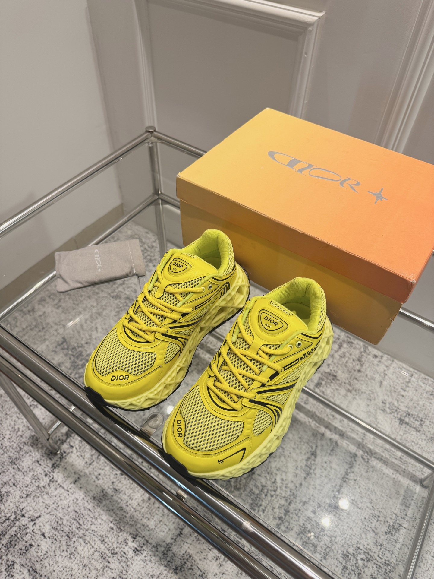 NO:442248,Top version of men's Dior x Kaws joint-branded B35 capsule series hollow mesh original purchase and development made this new sneaker, called B35 NXT, uses 3D printing technology to make a hollow sole, and the body part is a dad's shoe style mesh splicing and smooth line layout that fits the current aesthetics, integrating retro millennial and modern technology sense. And from the currently exposed version, this new shoe also offers different style color schemes such as bright color system, dark color system, and retro low saturation color system, which has very good compatibility in different styles. New shoes that combine cutting-edge technology and retro aesthetics exquisite packaging for delivery counter Fabric: original custom imported mesh + technology fabric Custom imported breathable mesh inner sole original mold-open anti-slip rubber material  Sole thickness 6CM Size: Men's 38-45 (38/45 customization, dad shoes, dior, dior, sneakers19860909顶级版本男款 Dior x Kaws迪奥 联名款B35胶囊系列 镂空 网面 原版购入开发 做货 这款名为B35 NXT 的新款运动鞋,采用了 3D打印技术制成镂空式鞋底,鞋身部分则是十分契合当下审美的老爹鞋样式网面拼接与流畅线条布局,将复古千禧感与现代科技感浑然融为一体；且从当前已曝光的版本来看,这双新鞋款还提供了亮色系、暗色系,以及复古低饱和色系等不同风格配色方案选择,在不同风格造型中都有着十分不俗的兼容性.将前沿科技与复古审美相结合的鞋履新作 配送专柜精美包装 面料:原版定制进口网面+科技面料 内里定制进口透气网里 鞋底原版开模防滑橡胶材质 底厚6CM Size:男款38-45（38/45定制,老爹鞋,dior,dior,sneakers,Women's Shoes