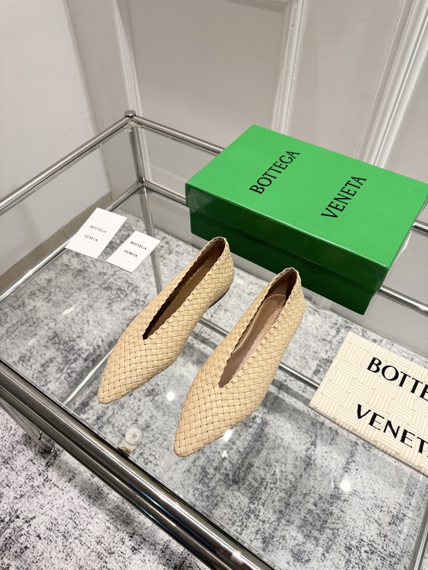 NO:447170,Top version BV2025 new series Women's Sofia single shoes, small pointed toe, necessity for commuting, elegant materials used on shoes, intellectual, elegant and capable, full of high-end design, beautiful design~~ Fabric lambskin and fixed technology pursue the perfect internal craftsmanship, heel, footbed lambskin, outsole craftsmanship, brand classic work, Italian leather outsole, combined with dyeing technology, matched with rubber square craftsmanship, comfortable and high-end flat design, making travel more comfortable, confident 35-40 (40.41.42 customized), single shoes, bottega veneta, sheepskin, Leather soles19860909顶级版本 BV2025新系列 女士 Sofia 单鞋 小尖头 通勤必备  优雅材质运用在鞋履上知性优雅干练  满满的高级感设计美美哒～～ 面料小羊皮 以及定型科技追求内部工艺完美   鞋跟 垫脚小羊皮 大底工艺 品牌经典之作 新季选用意大利真皮大底 配合清染技术 搭配橡胶方块工艺  舒适高端 平底 设计 让出行更舒适 自信 35-40(40.41.42定做),单鞋,bottega veneta,sheepskin,Leather soles,Women's Shoes