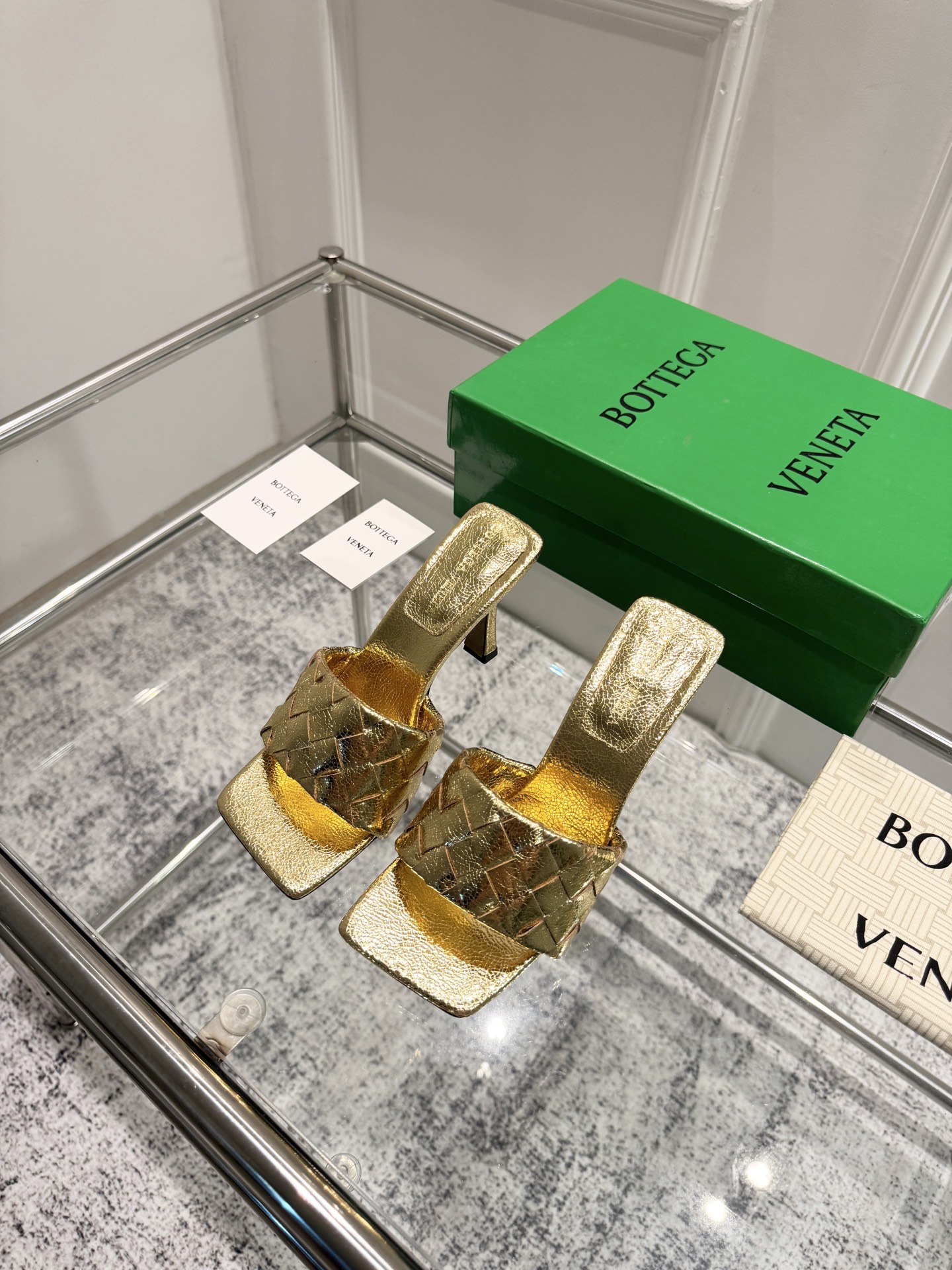 NO:447162,Top version: BV Parco Women's Muller Slippers Series High heel 9cm 15mm grade Knitting single shoes Leather hand-woven Beige knitting This classic model is simply the latest BV ceiling Colorful and versatile Simple piece of leather 15mm pull strips Hand-woven high-end fabric with high-end fabric with high-quality lambskin hand-woven foot pad sheepskin inner comfortable high-end outsole with Italian leather outsole & injection rubber process Use light dyeing process Benchmarking version Select original packaging Shoe bags adopt glue logo process The highest end of the market Use hot melt glue toe toe with heel easy to rebound and not deformed upper car line is Italian computer needle truck Fine workmanship Select original packaging Treat customers sincerely 35-40 (40 41 42  Customized), high heels slippers, bottega veneta, high heels, slippers, sheepskin, Leather soles19860909顶级版本: BV Parco 女士穆勒拖鞋 系列 高跟9cm 15 毫米级 编织单鞋 真皮手工编织 米白 编织 这款经典款 简直bv最新天花板啦 彩色百搭  简约一块皮15毫米抽条  手工编织而成 高档舒适 面料选用优质小羊皮 手工编织而成  垫脚羊皮内里舒适高端 大底选用意大利真皮大底&注塑橡胶工艺 运用轻染工艺 对标对版 选用原版包装 鞋子布袋采用印胶logo工艺 市场最高端 采用热熔胶定型鞋头 后跟 易回弹不变形  鞋面车线选用意大利电脑针车 做工精细 选用原版包装 真心对待客人 35-40（40 41 42 定制）,高跟鞋拖鞋,bottega veneta,high heels,slippers,sheepskin,Leather soles,Women's Shoes