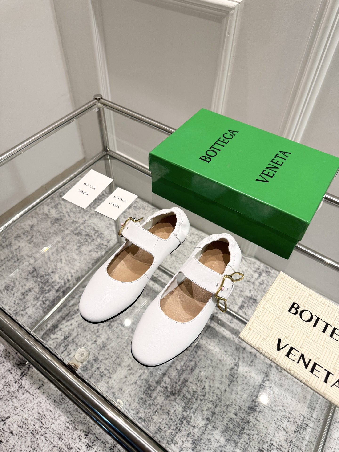 NO:447152,Top version: Women's Astaire Mary Jane ballet shoes. Leather Mary Jane ballet shoes, equipped with rabbit buckles and Intrecciato braided details. Black, full leather, heel, family elements, weaving series, round toe, commuting essentials, BV early autumn series, all so beautiful, elegant materials are used on shoes, intellectual, elegant and capable, fabric is made of original consistent lambskin, and styling technology pursues perfect internal craftsmanship. Heel, lambskin footbed, never sloppy, original, outsole craftsmanship, brand classic, Italian leather outsole is selected in the new season, combined with dyeing technology, black rubber square craftsmanship, comfortable and high-end, square small heel design makes travel more comfortable, confident 35-40 (40 41 42 customized sizes) Configure original packaging  Ironing craft logo bags, ballet shoes, bottega veneta, mary jane, sheepskin, Leather soles19860909顶级版本: 女士Astaire玛丽珍芭蕾舞鞋 皮革玛丽珍芭蕾舞鞋,配有兔形搭扣,后帮饰有 Intrecciato编织细节. 黑色 全真皮 后跟 家族元素 编织系列  圆头 通勤必备 BV早秋系列 都好美啊  优雅材质运用在鞋履上知性优雅干练  面料选用原版一致小羊皮 以及定型科技追求内部工艺完美  鞋跟 垫脚选用小羊皮 绝不马虎 原版  大底工艺 品牌经典之作 新季选用意大利真皮大底 配合清染技术 搭配黑色橡胶方块工艺  舒适高端 方形小跟设计 让出行更舒适 自信  35-40 (40 41 42定制码数)  配置原版包装 烫胶工艺logo布袋,芭蕾舞鞋,bottega veneta,mary jane,sheepskin,Leather soles,Women's Shoes