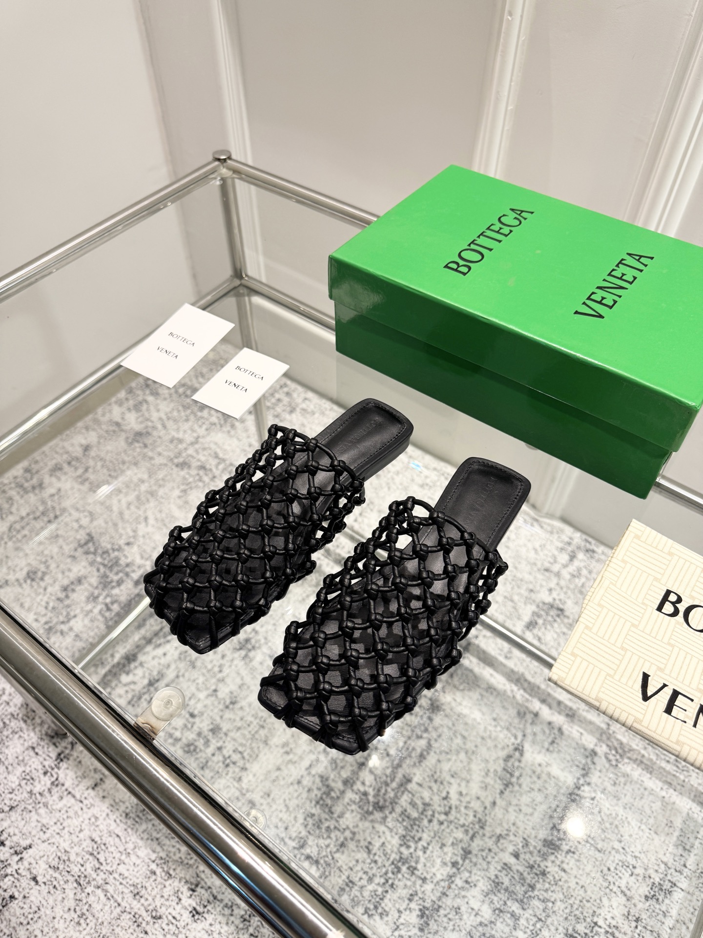 NO:447143,Top version: BV Riva Mule Women's flat sole Hand-woven Muller slippers Series Flat sole Pure hand-woven It took 60 days to develop This classic model is simply the latest BV ceiling. Colorful and versatile. Hand-made. High-end comfort. Fabric is made of high-quality lambskin. Hand-made. Fitted sheepskin inner comfortable and high-end. Outsole is made of Italian leather outsole & injection rubber craftsmanship. Light dyeing technology. Benchmarked. Use original packaging. Shoe bags are printed with glue logo technology. The highest end of the market. Use hot melt glue toe. Heel is easy to rebound and does not deform. The upper line is made of Italian computer needle truck. Fine workmanship. Use original packaging. Treat customers sincerely. 35-40 (40 41 42 customized), semi-torque, bottega  veneta, slippers, sheepskin, Leather soles19860909顶级版本: BV Riva Mule 女士平底 手工编织 穆勒拖鞋 系列 平底 纯手工编织 耗时60天开发 这款经典款 简直bv最新天花板啦 彩色百搭 手工而成 高档舒适 面料选用优质小羊皮 手工而成  垫脚羊皮内里舒适高端 大底选用意大利真皮大底&注塑橡胶工艺 运用轻染工艺 对标对版 选用原版包装 鞋子布袋采用印胶logo工艺 市场最高端 采用热熔胶定型鞋头 后跟 易回弹不变形 鞋面车线选用意大利电脑针车 做工精细 选用原版包装 真心对待客人 35-40（40 41 42 定制）,半拖,bottega veneta,slippers,sheepskin,Leather soles,Women's Shoes