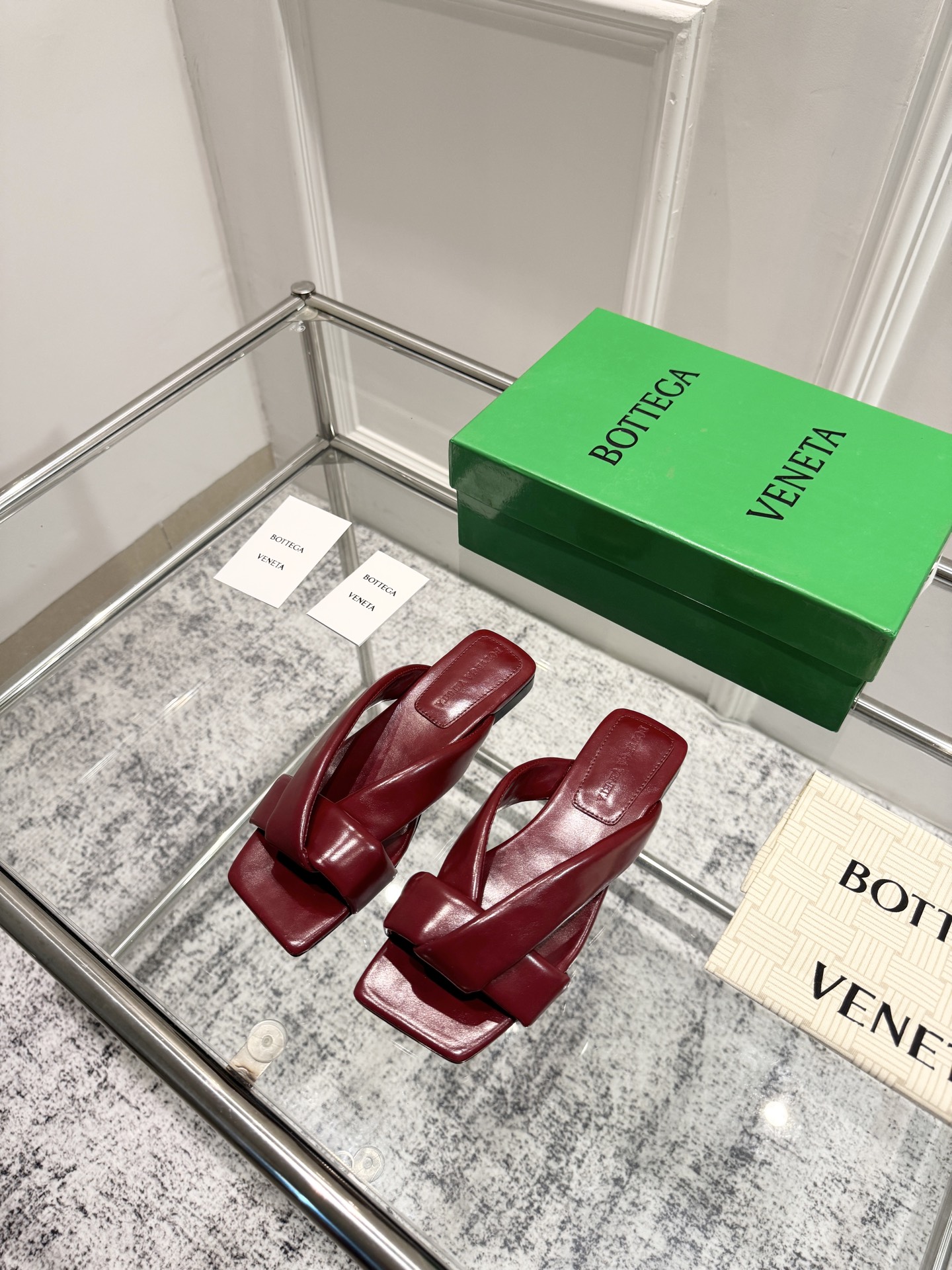 NO:447134,Top version: BV Riva Women's Muller Slippers Series Flat Sole Handmade This classic model is simply the latest bv ceiling. Colorful and versatile. Handmade. High-end and comfortable fabrics are made of high-quality lambskin. Handmade. Fitted sheepskin. Fitted inside. Comfortable. High-end. Outsole is made of Italian leather outsole and injection-molded rubber. Light dyeing. Benchmarked. Use original packaging. Shoes and cloth bags are made of glue-printing logo. The highest end of the market. Use hot melt glue toe. Heels are easy to rebound and do not deform. The upper line is made of Italian computer needle truck. Fine workmanship. Use original packaging. Treat customers sincerely. 35-40 (40 41 42 customized), high heels, slippers, bottega veneta, high heels, slippers, sheepskin, Leather  soles19860909顶级版本: BV Riva 女士穆勒拖鞋 系列 平底 手工制作 这款经典款 简直bv最新天花板啦 彩色百搭 手工而成 高档舒适 面料选用优质小羊皮 手工而成  垫脚羊皮内里舒适高端 大底选用意大利真皮大底&注塑橡胶工艺 运用轻染工艺 对标对版 选用原版包装 鞋子布袋采用印胶logo工艺 市场最高端 采用热熔胶定型鞋头 后跟 易回弹不变形 鞋面车线选用意大利电脑针车 做工精细 选用原版包装 真心对待客人 35-40（40 41 42 定制）,高跟鞋拖鞋,bottega veneta,high heels,slippers,sheepskin,Leather soles,Women's Shoes