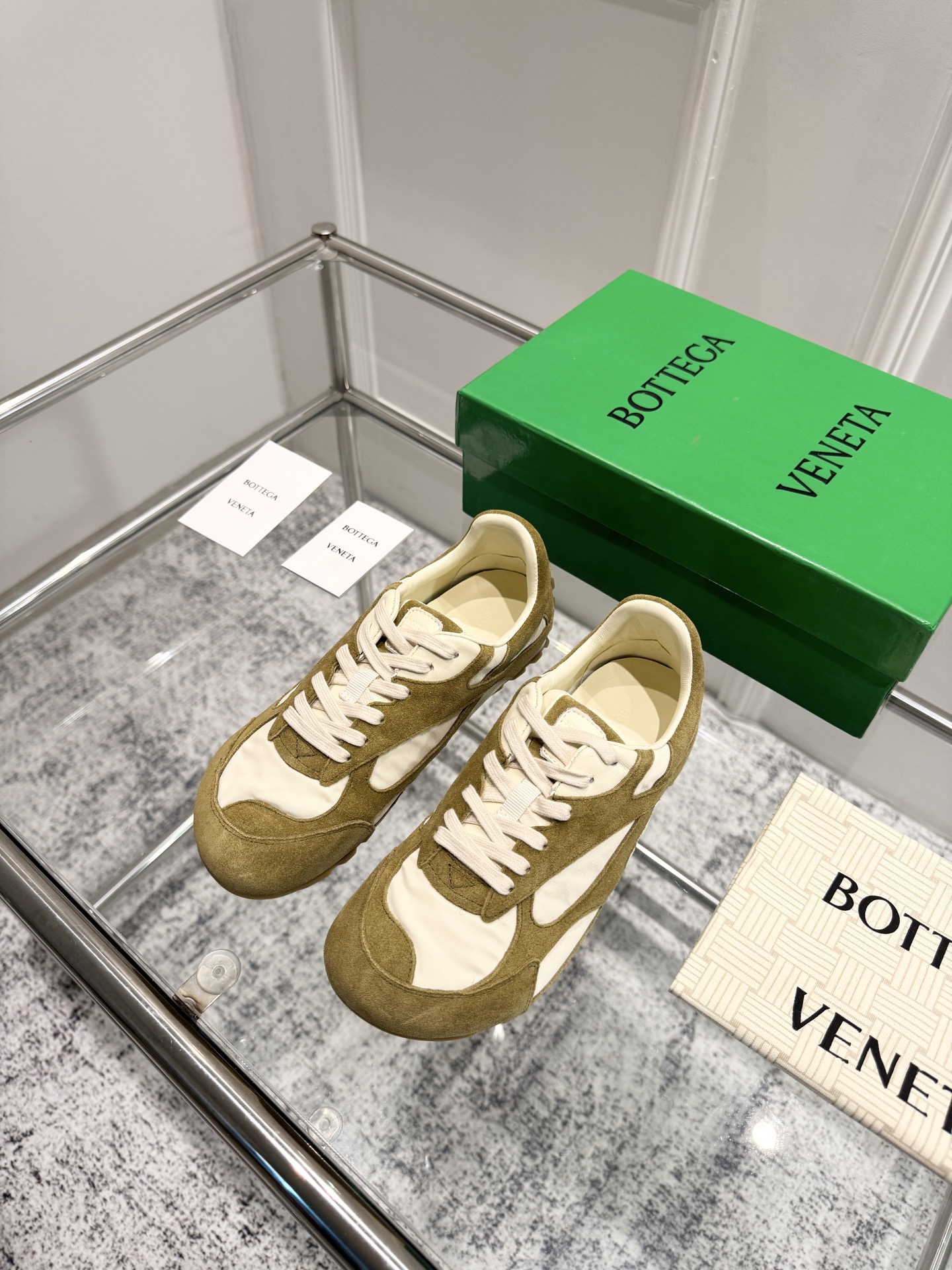 NO:447125,Top version Couple model for men, BV Orbit Flash sneakers Couple model for dad shoes Runner sneakers, using lightweight technology mesh fabric high mercerized beef reverse velvet leather lambskin inner lining with geometric pattern design TPU rubber outsole, sure to cover the bag process, right version, still look thin the legs, very nice, playable and fabricated, benchmarking, right version, bag shoe process, right version, choose color-blocking TPU mold absorption process, outsole, women's style 35 36 37 38 39 40 41 (40 41 customization) Men's style 39 40 41 42 43 44 45. (45 size customization) Configure original packaging, casual shoes/sports shoes, bottega veneta, sneakers, sheepskin19860909顶级版本 情侣款女男 BV Orbit Flash 运动鞋 情侣款老爹鞋 Runner运动鞋, 采用轻质科技网布面料高丝光牛反绒皮 小羊皮内里 搭配几何图案设计TPU 橡胶外底  认准套包工艺 对版  还是一样显腿细 非常nice 耐玩耐造 对标对版 套包鞋工艺 认准高版本  大底选用拼色TPU吸模工艺 大底 女款 35 36 37 38 39 40 41（40 41定制） 男款 39 40 41 42 43 44 45.(45码定制) 配置原版包装,休闲鞋/运动鞋,bottega veneta,sneakers,sheepskin,Women's Shoes