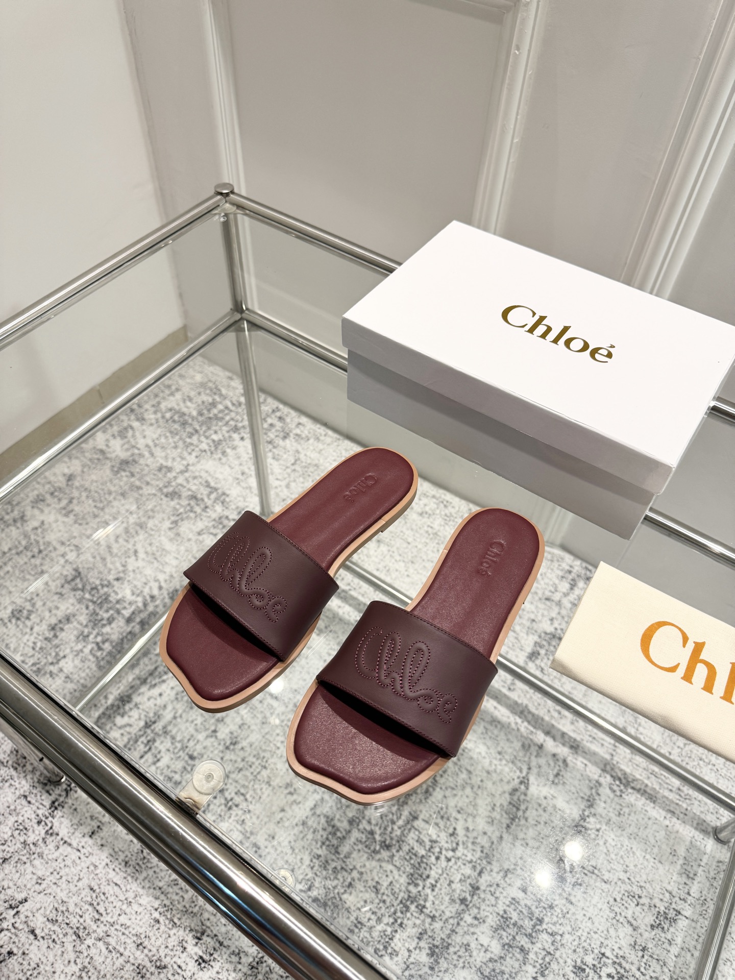 NO:447116,Top version Chloe ss25 new arrival~ Chloe 2025 spring and summer new product｜Flat soles, electric embroidered logo pattern on the webbing upper, very visual impact. The soles in earth-colored style are very comfortable and versatile~ Full of lazy and casual atmosphere, a must-have item for fashionable essence!  Imported original cowhide imitation Italian leather outsole Size: 35~40 (40.41 custom made without return or exchange), slippers, chloe, loewe, slippers, cowhide, Leather soles19860909顶级版本 Chloe ss25 new arrival～ 克洛伊2025春夏新品｜平底拖 织带鞋面电绣logo图案,非常有视觉冲击力 大地色系的鞋底,非常的舒适 百搭～ 满满的慵懒随性的气息,时髦精必备单品！ 进口原版牛皮 仿意大利真皮大底 Size: 35~40 (40.41订做不退换）,拖鞋,chloe,loewe,slippers,cowhide,Leather soles,Women's Shoes