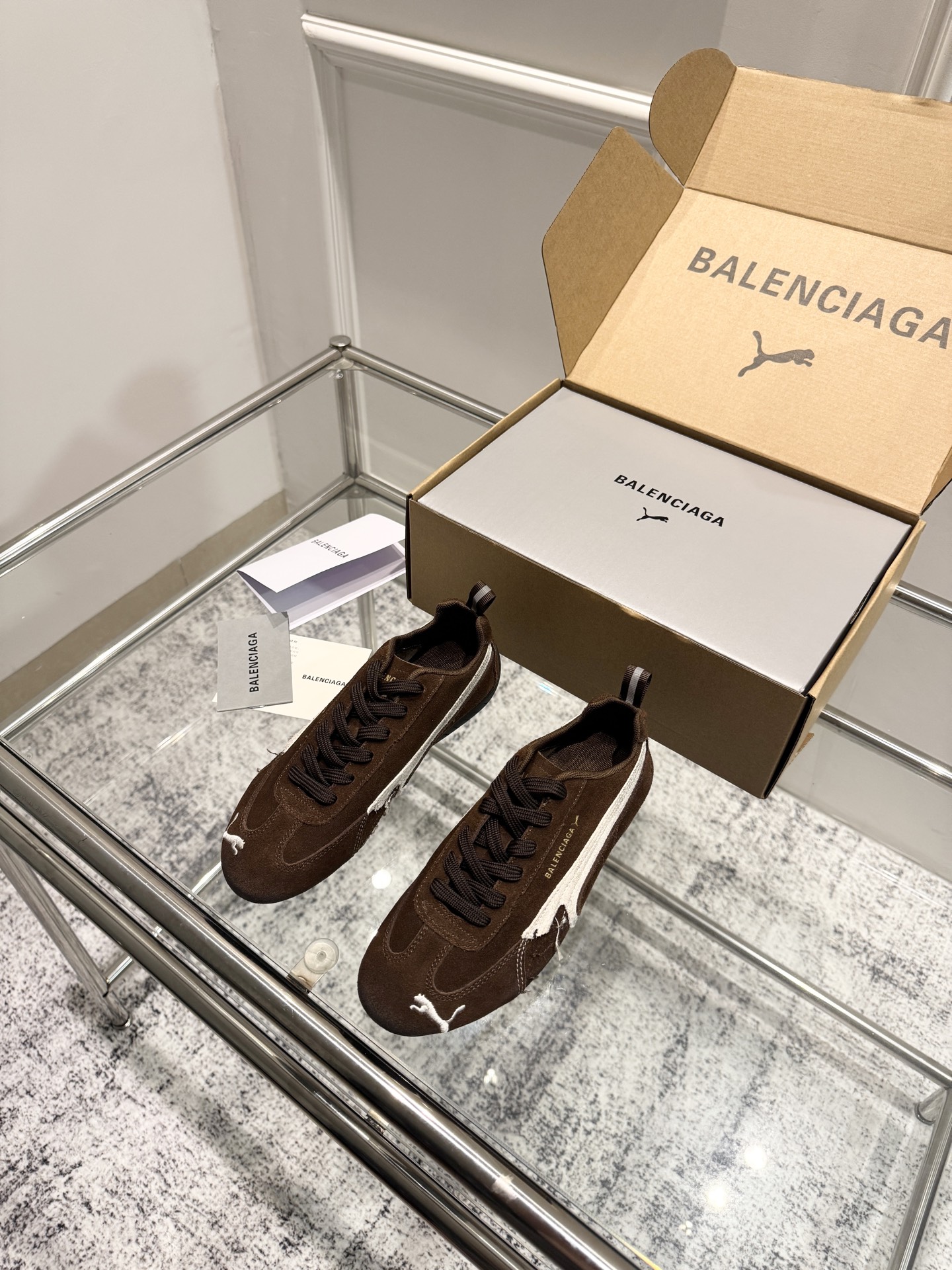 NO:447110,Top version Balenciaga x Puma Puma's latest co-branded couples German training shoes casual sneakers balenciaga x Puma's co-branded new Ultrasoft Speedcats The perfect fusion of fashion and sports The joint brand of Balenciaga and Puma is undoubtedly a passionate collision between fashion and sports!  This unique collaboration perfectly combines the fashion vision of Balenciaga with Puma's sports tradition, bringing you an unprecedented dressing experience, full of high-end feel, which is simply amazing!  Super A high mercerized beef reverse velvet inner silk sheepskin ZP open mold rubber outsole Size 35-44 (for women 41 men 38.45 customized), casual shoes/sports shoes, balenciaga, balenciaga, sneakers, sheepskin19860909顶级版本 Balenciaga x Puma彪马最新联名情侣款德训鞋休闲运动鞋 balenciaga x Puma 联名款全新Ultrasoft Speedcats 时尚与运动的完美融合 巴黎世家与彪马的联名无疑是一次时尚与运动的激情碰撞！这个独特的合作将 巴黎世家 的时尚视野与彪马的运动传统完美结合,为您带来前所未有的穿着体验 高级感满满,简直不要太赞！ 鞋面超A高丝光牛反绒 内里丝绸羊皮 ZP开模橡胶大底 尺码35-44(女41男38.45定做),休闲鞋/运动鞋,balenciaga,balenciaga,sneakers,sheepskin,Women's Shoes