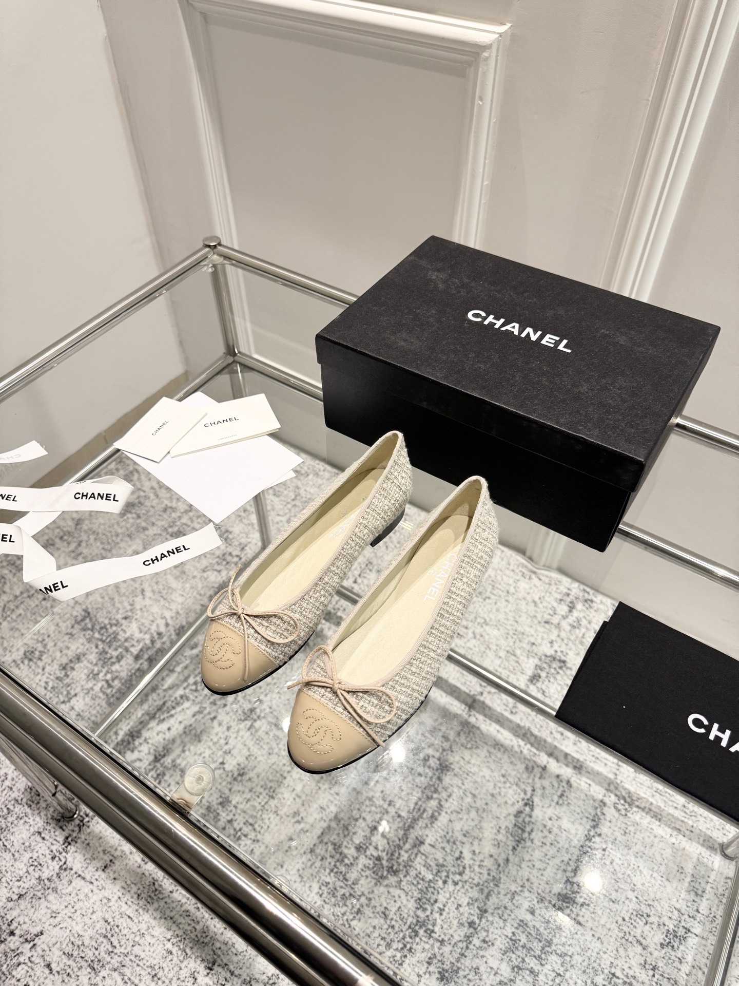 NO:447177,*5 Most Popular Ballet Counter [authentic level] version!  A must-have for classic ballet!  !  This ballet looks white on the feet, the lambskin leather is very comfortable and very soft, and this series is now available!  The counter was bought for 8,100!  !  Original custom sheepskin and calf patent leather, high-end hand-made knitted embroidery, luxurious leather big sole!  !  !  Exclusively available for counter comparison inspection levels on the entire network, ballet is purchased every season, countless authentic products are available in hand, and the quality can be verified on the entire network, and it supports no-reason returns and exchanges. Official catalog Number of codes 35-40 (34 40 41 42 orders) are equipped with authentic Italian packaging, ballet shoes, sheepskin, Leather soles19860909*5最火芭蕾 专柜【正品级】版本！ 经典款芭蕾必入款啦！！这款芭蕾上脚显白,小羊皮皮质很舒服也特别柔软,本系列现已发售！ 专柜以8100购回！！原厂定制羊皮与小牛漆皮,高级手工坊针织刺绣,奢侈真皮大底！！！全网独家可专柜对比验货级别,芭蕾每季都会入手,正品在手不计其数,全网可鉴定品质,支持无理由退换货. 官方目录 码数35-40（34 40 41 42订） 均配有意大利正品包装,芭蕾舞鞋,sheepskin,Leather soles,Women's Shoes