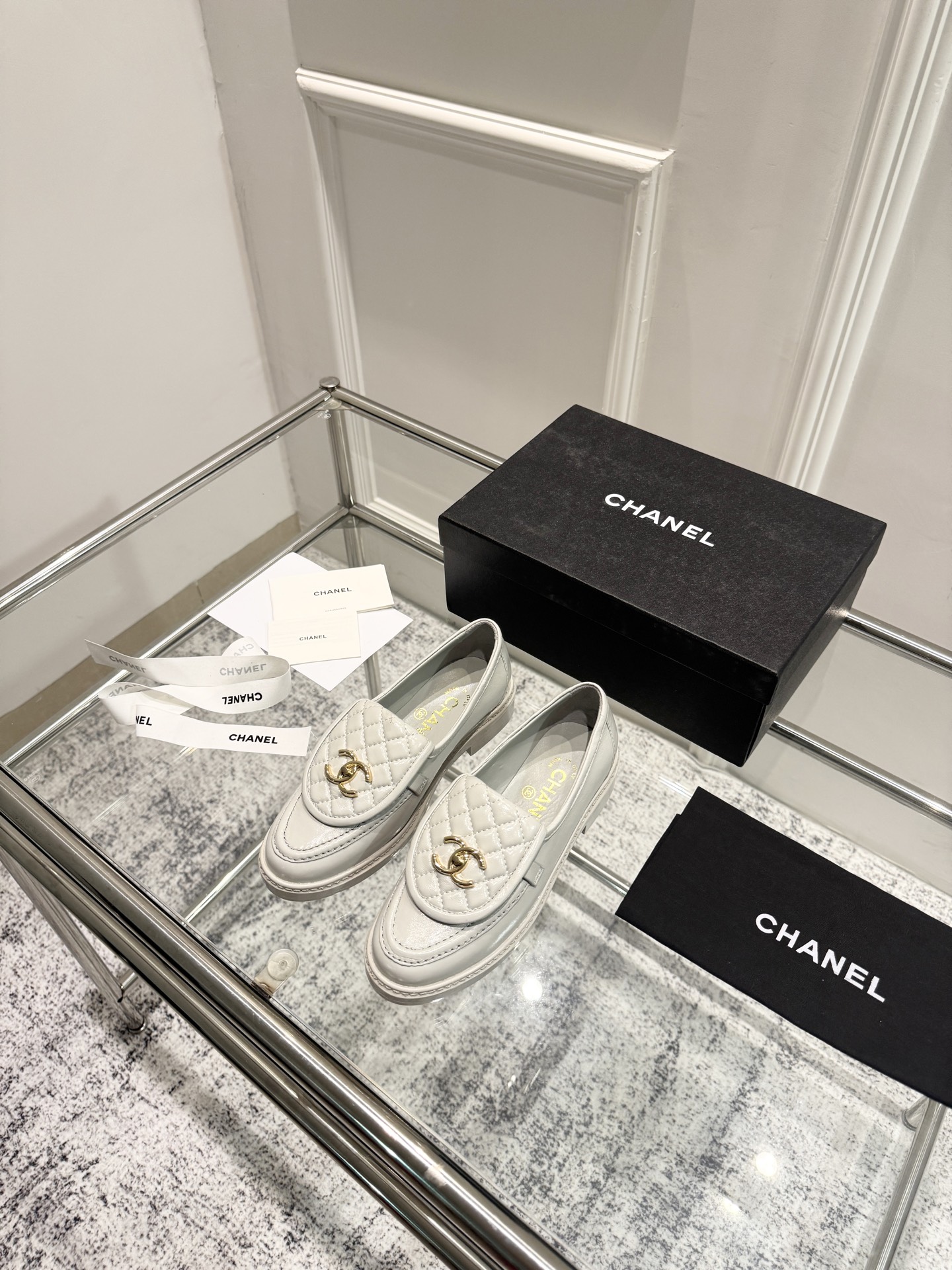 NO:447160,Top version: CHAN*L, 25C latest loafers. The new counter model is developed by our Russian customer. We insist on doing the same as the zp. (Sometimes the copywriting did not compare the original zp. The original is because this is the original zp provided by the customer, and the customer does not put it.) The leather of this series of shoes is very good and expensive. The deer skin is made by the boss of our door who specially found the original Italian imported environmentally friendly cowhide leather embryo (the original zp is this kind of leather!) A-grade leather embryo is of quality, soft and skin-friendly, and the paint is delicate and durable. Generally, first- and second-tier brands will use this leather. You can find out the price. This is one of the most expensive cowhide leather in the shoe industry. My door will always follow the counter, so there is no pressure to enter and exit the counter!  Quality is on the spot. I won’t say anything in a long-lasting way, it’s worth entering, because it’s classic enough, and only those who understand the brand value and history of Chan*l can appreciate this mellow feeling. Number 35-40 (customized for 40.41), loafers semi-trails, chanel, loafers, cowhide19860909顶级版本: CHAN*L, 25C最新乐福鞋 专柜新款,开发的过程是按我门俄罗斯客供zp原版走的,坚持做到与zp如出一辙.（有时候文案没把zp原版对比拍图出来是因为 这是客户供的zp原版,客户不给放.）这个系列鞋子皮质非常好且贵,鹿皮是我门老板特意找来原版意大利进口环保牛皮皮胚做成的（zp原版就是这种皮！）A级皮胚品质,柔软亲肤 漆面细腻耐用不裂,一般情况一二线品牌才会采用这种皮料.大家可以起打听一下价格,这是鞋业内最贵的牛皮皮之一. 我门永远只跟专柜走,放心进出专柜无压力！品质就摆在着.罗嗦话就不说了,值得入,因为够经典,懂得chan*l品牌价值和历史的才品味到这份醇厚的感受. 码数35-40（40.41定做）,乐福鞋半拖,chanel,loafers,cowhide,Women's Shoes