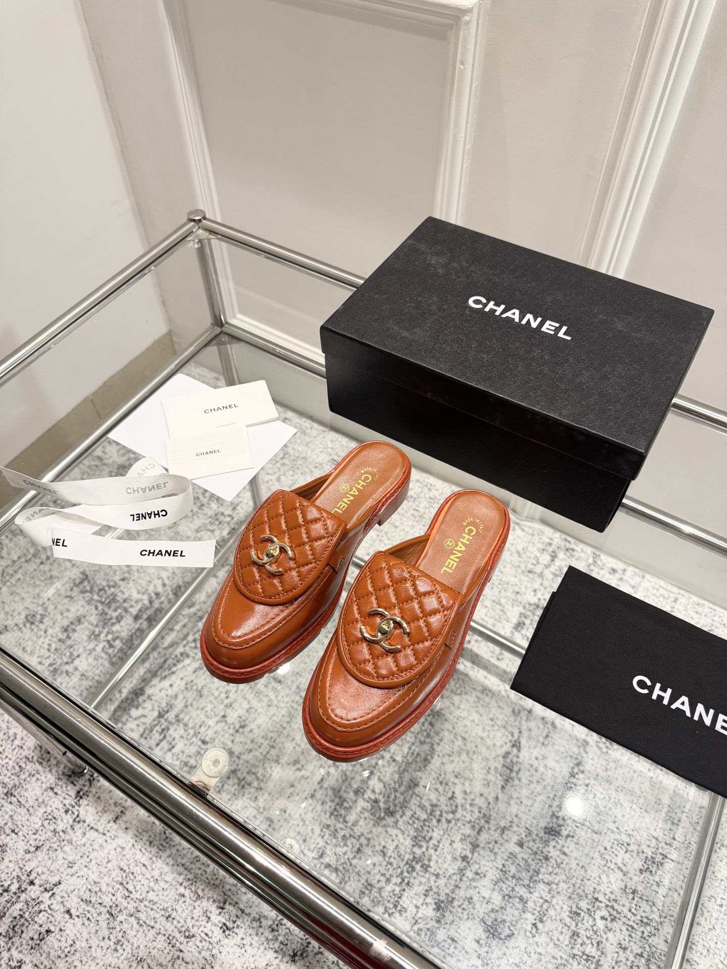 NO:447169,Top version: CHAN*L, 25C latest loafer slippers. The new counter model is developed by our Russian customer. We insist on doing the same as the zp. (Sometimes the copywriting did not compare the original zp. The original is because this is the original zp provided by the customer, and the customer does not put it.) The leather of this series of shoes is very good and expensive. The deer skin is made by the boss of our door who specially found the original Italian imported environmentally friendly cowhide leather embryo (the original zp is this kind of leather!) A-grade leather embryo is of quality, soft and skin-friendly, and the paint is delicate and durable. Generally, first- and second-tier brands will use this leather. You can find out the price. This is one of the most expensive cowhide leather in the shoe industry. My door will always follow the counter, so there is no pressure to enter and exit the counter!  Quality is on the spot. I won’t say anything in a long-lasting way, it’s worth entering, because it’s classic enough, and only those who understand the brand value and history of Chan*l can appreciate this mellow feeling. Number 35-40 (customized for 40.41), loafers semi-trails, chanel, loafers, slippers, cowhide19860909顶级版本: CHAN*L, 25C最新乐福拖鞋 专柜新款,开发的过程是按我门俄罗斯客供zp原版走的,坚持做到与zp如出一辙.（有时候文案没把zp原版对比拍图出来是因为 这是客户供的zp原版,客户不给放.）这个系列鞋子皮质非常好且贵,鹿皮是我门老板特意找来原版意大利进口环保牛皮皮胚做成的（zp原版就是这种皮！）A级皮胚品质,柔软亲肤 漆面细腻耐用不裂,一般情况一二线品牌才会采用这种皮料.大家可以起打听一下价格,这是鞋业内最贵的牛皮皮之一. 我门永远只跟专柜走,放心进出专柜无压力！品质就摆在着.罗嗦话就不说了,值得入,因为够经典,懂得chan*l品牌价值和历史的才品味到这份醇厚的感受. 码数35-40（40.41定做）,乐福鞋半拖,chanel,loafers,slippers,cowhide,Women's Shoes