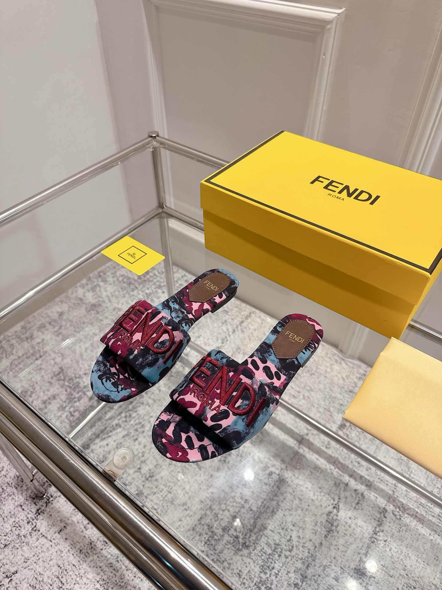NO:445661,Top version The latest Fendi series, double FF slippers, a must-have FF drag every year, has also added a new series this year, which is so beautiful that it is indescribable. The perfect sense of wearing is a classic must-have, and all kinds of styles are held!  Fabric lambskin inner sheepskin sole original leather outsole Size#35-41 (40.41 to be customized without return or exchange), slippers, fendi, fendi, slippers, sheepskin, Leather soles19860909顶级版本 最新Fendi芬迪系列 双FF拖鞋 每年必备FF拖今年还加了新的系列,美到无法言喻 绝好的穿着舒适感可是经典必备,各种风格搭配都Hold的住！ 面料小羊皮 内里羊皮 鞋底原版真皮大底 Size#35-41（40.41要订做不退换）,拖鞋,fendi,fendi,slippers,sheepskin,Leather soles,Women's Shoes