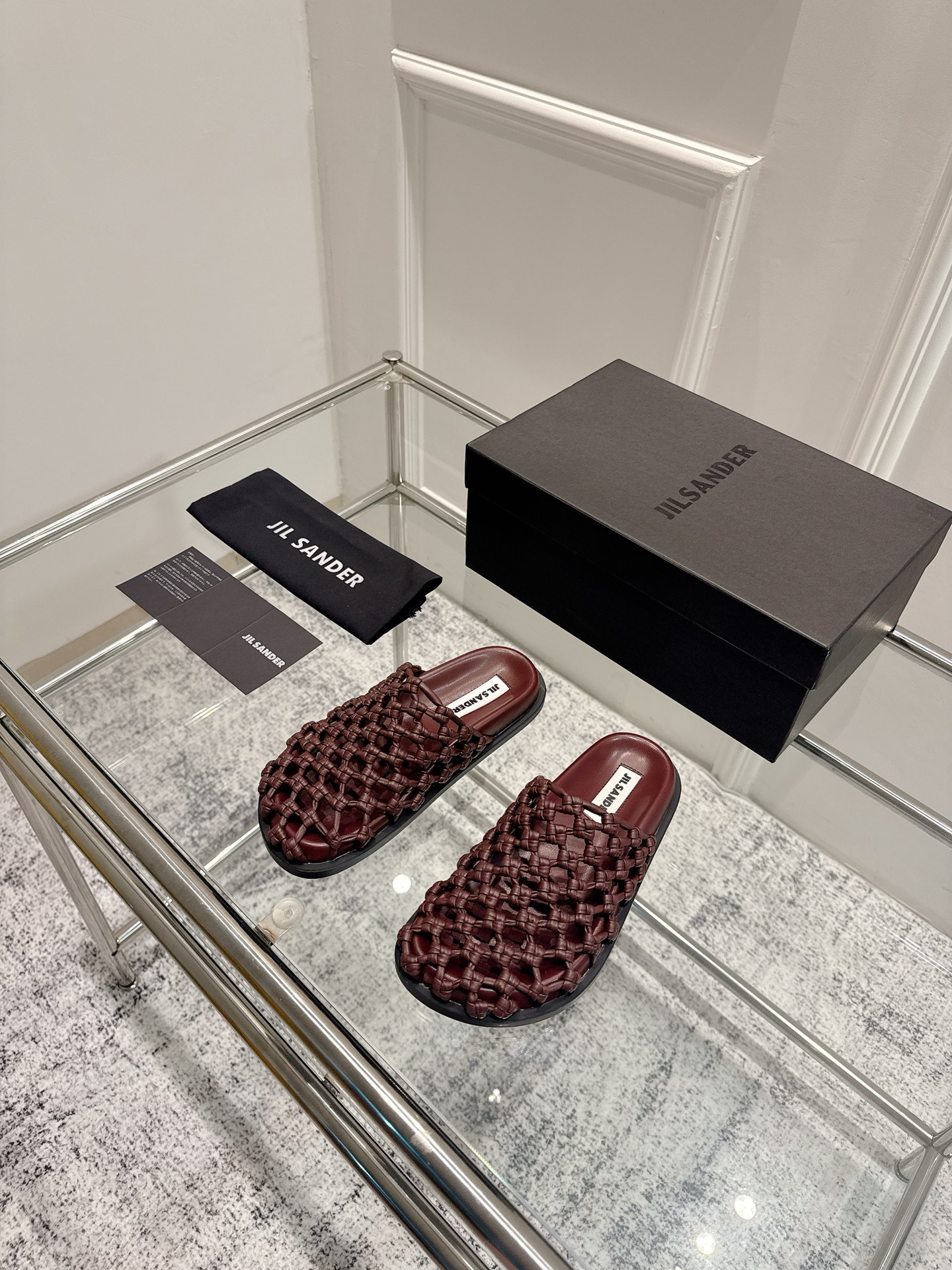 NO:445688,Top version Jil sander 25 new fishnet braided rope knot hollow slippers. Very novel design, eye-catching!  The summer atmosphere is full of rendering!  The upper is woven from super soft and tough leather, and uses the technique of hollowed-weaving net fish nets, which feels very suitable for traveling by the beach!  Simple and fashionable style combinations are excellent!  !  Material upper is made of imported cowhide hand-woven leather, inner water dyed sheepskin Size35-40 (40 custom made without return or exchange), slippers, jil sander, jil sander, slippers, cowhide, sheepskin19860909顶级版本 Jil sander 吉尔桑达 25新款渔网编织绳结镂空拖鞋 非常新颖的设计,让人眼前一亮！夏日氛围感渲染十足！鞋面采用超级软且坚韧的皮革编织而成,采用镂空织网鱼网的技法,感觉非常适合去海边游玩穿！简约时髦风格搭配都是绝佳！！ 材质鞋面采用进口牛皮手工皮编织 内里水染羊皮 Size35-40（40定制不退换）,拖鞋,jil sander,jil sander,slippers,cowhide,sheepskin,Women's Shoes