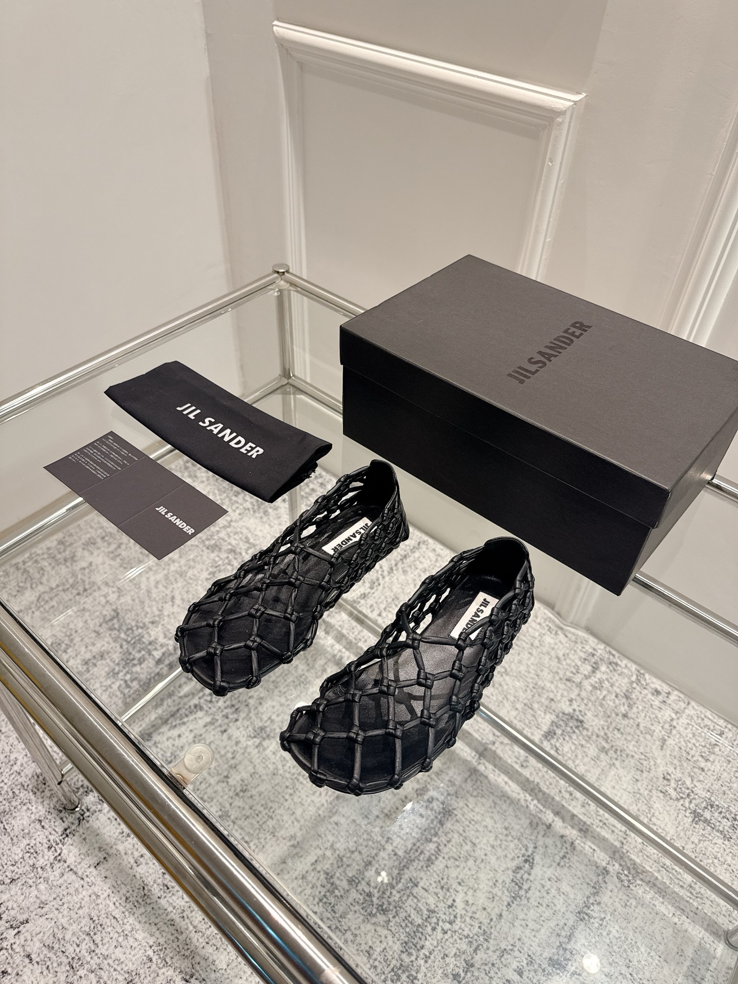 NO:447151,Top version Jil sander 25 new fishnet braided rope knot hollow slippers. Very novel design, eye-catching!  The summer atmosphere is full of rendering!  The upper is woven from super soft and tough leather, and uses the technique of hollowed-weaving net fish nets, which feels very suitable for traveling by the beach!  Simple and fashionable style combinations are excellent!  !  Material upper is made of imported cowhide hand-woven leather, water-dyed sheepskin, outsole original leather outsole Size35-40 (40 custom made without return or exchange), sandals, jil sander, jil sander, sandals, slippers, cowhide, sheepskin, Leather soles19860909顶级版本 Jil sander 吉尔桑达 25新款渔网编织绳结镂空拖鞋 非常新颖的设计,让人眼前一亮！夏日氛围感渲染十足！鞋面采用超级软且坚韧的皮革编织而成,采用镂空织网鱼网的技法,感觉非常适合去海边游玩穿！简约时髦风格搭配都是绝佳！！ 材质鞋面采用进口牛皮手工皮革编织 内里水染羊皮 大底原版真皮大底 Size35-40（40定制不退换）,凉鞋,jil sander,jil sander,sandals,slippers,cowhide,sheepskin,Leather soles,Women's Shoes