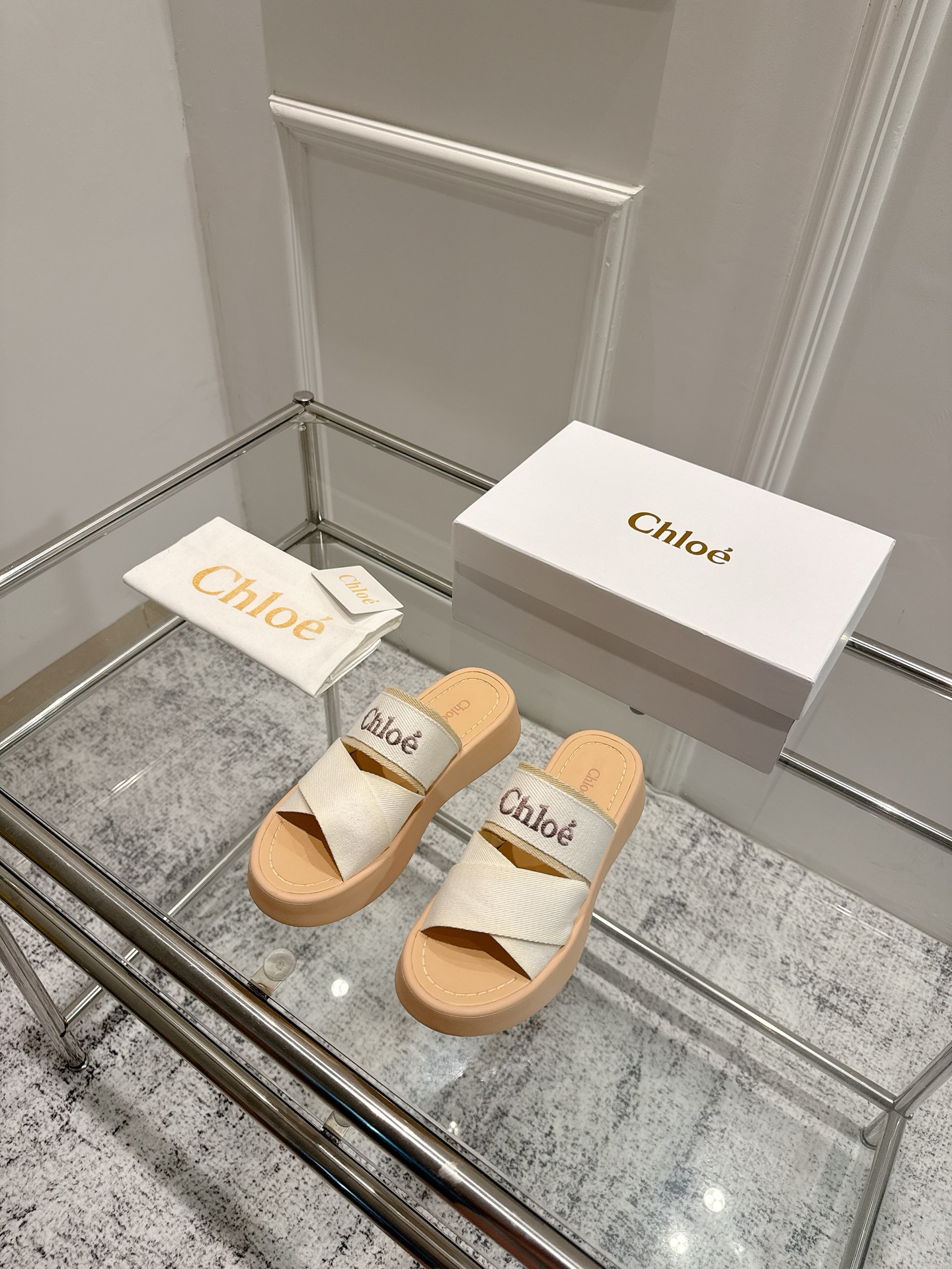 NO:445700,Top quality Chloe ss25 new arrival~ Chloe 2025 spring and summer new product｜Wedge mopping Weaving upper electric embroidered logo pattern, very visual impact Soles in earth-colored soles are very comfortable and versatile~ Full of lazy and casual atmosphere, a must-have item for fashionable essence!  Imported high-density silk fabric ten-embroidery crafts Original water table combination sole Size: 35~40 (40.41 custom made without return), slippers, chloe, loewe, slippers19860909顶级品质 Chloe ss25 new arrival～ 克洛伊2025春夏新品｜坡跟拖 织带鞋面电绣logo图案,非常有视觉冲击力 大地色系的鞋底,非常的舒适 百搭～ 满满的慵懒随性的气息,时髦精必备单品！ 进口高密丝绸面料十刺绣工艺 原版水台组合鞋底 Size: 35~40 (40.41订做不退换）,拖鞋,chloe,loewe,slippers,Women's Shoes