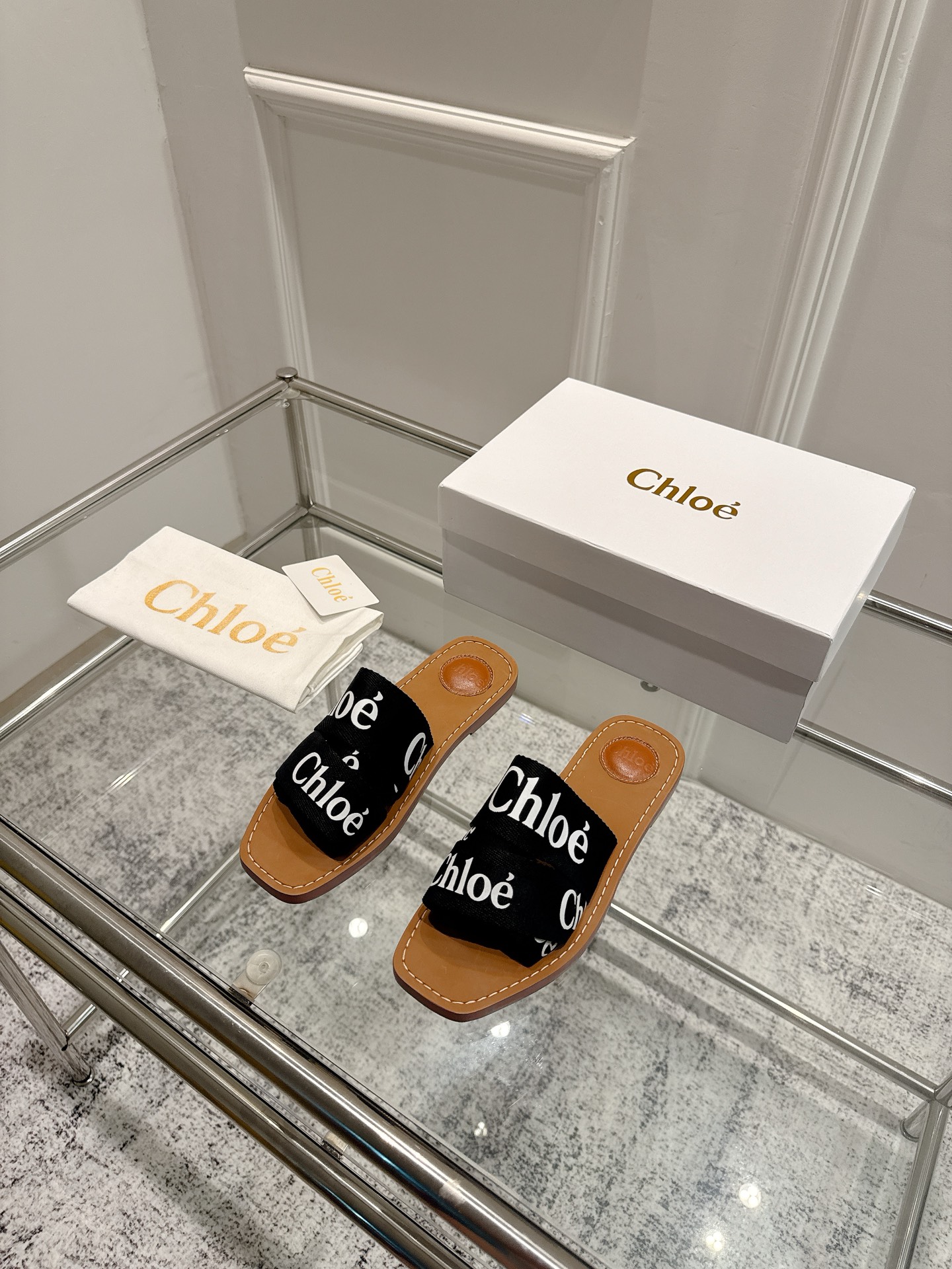 NO:445706,Top quality Chloe ss25 new arrival~ Chloe 2025 spring and summer new product｜Flat soles, electric embroidered logo pattern on the webbing upper, very visual impact. The soles in earth-colored style are very comfortable and versatile~ Full of lazy and casual atmosphere, a must-have item for fashionable essence!  Original custom fabric ten embroidery crafts, original leather outsole, Size: 35~40 (40.41 Custom made without return), slippers, chloe, loewe, slippers, Leather soles19860909顶级品质 Chloe ss25 new arrival～ 克洛伊2025春夏新品｜平底拖 织带鞋面电绣logo图案,非常有视觉冲击力 大地色系的鞋底,非常的舒适 百搭～ 满满的慵懒随性的气息,时髦精必备单品！ 原版定制面料十刺绣工艺 底材原版真皮大底 Size: 35~40 (40.41 订做不退换）,拖鞋,chloe,loewe,slippers,Leather soles,Women's Shoes