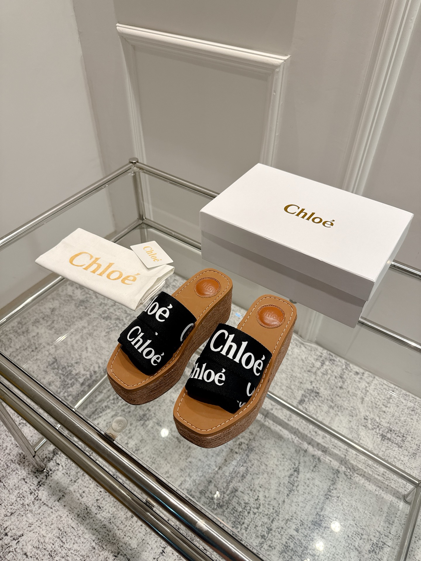 NO:445712,Top quality Chloe ss25 new arrival~ Chloe 2025 spring and summer new product｜Wedge mopping Weaving upper electric embroidered logo pattern, very visual impact Soles in earth-colored soles are very comfortable and versatile~ Full of lazy and casual atmosphere, a must-have item for fashionable essence!  Imported high-density silk fabric ten-embroidery crafts Original hemp rope water table combination sole Size: 35~40 (40.41 custom made without return), slippers, chloe, loewe, slippers19860909顶级品质 Chloe ss25 new arrival～ 克洛伊2025春夏新品｜坡跟拖 织带鞋面电绣logo图案,非常有视觉冲击力 大地色系的鞋底,非常的舒适 百搭～ 满满的慵懒随性的气息,时髦精必备单品！ 进口高密丝绸面料十刺绣工艺 原版麻绳水台组合鞋底 Size: 35~40 (40.41订做不退换）,拖鞋,chloe,loewe,slippers,Women's Shoes