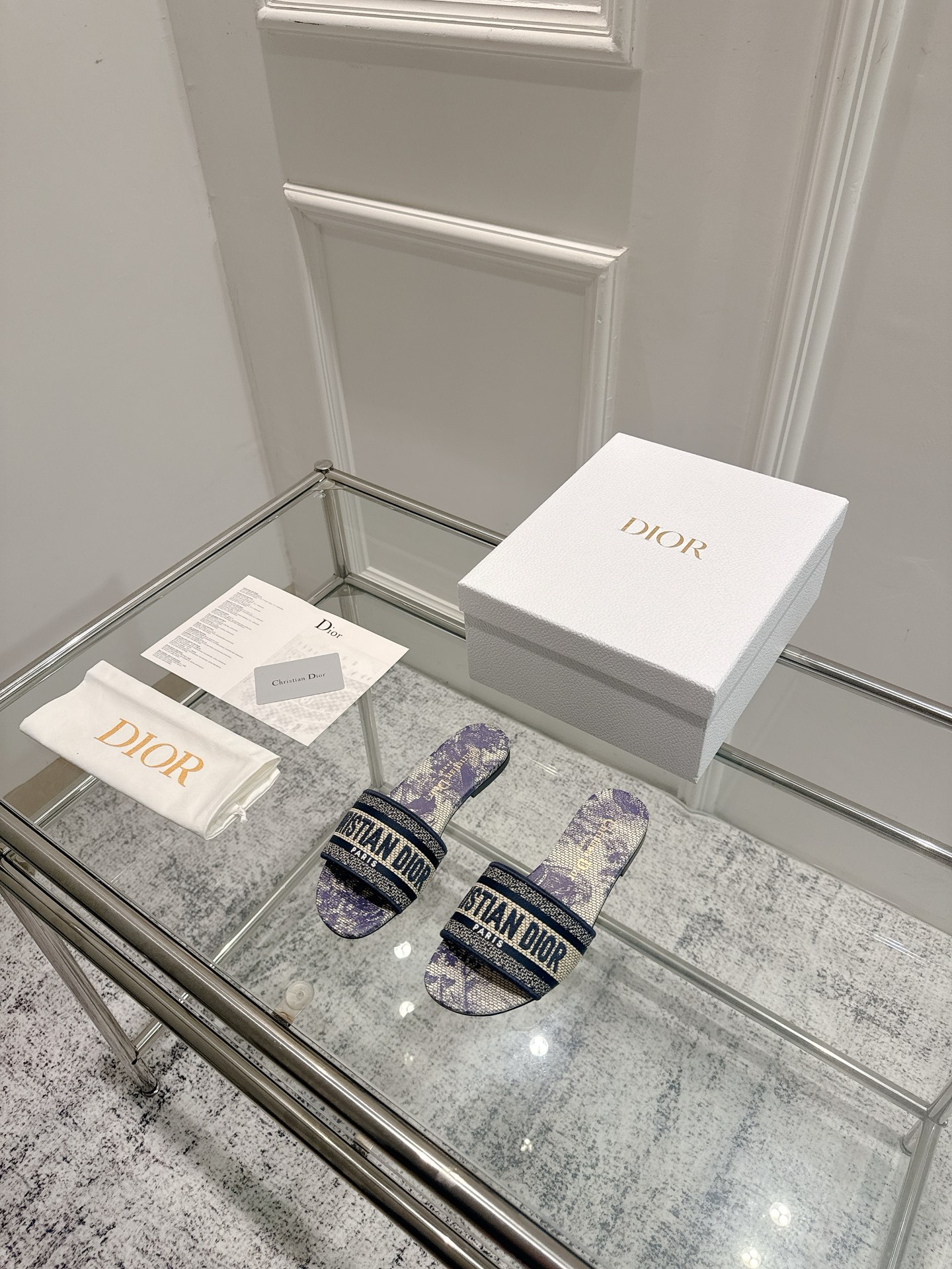 Dior Dior 金典款刺绣拖鞋市场版本很多 品就质是咱们的生命力