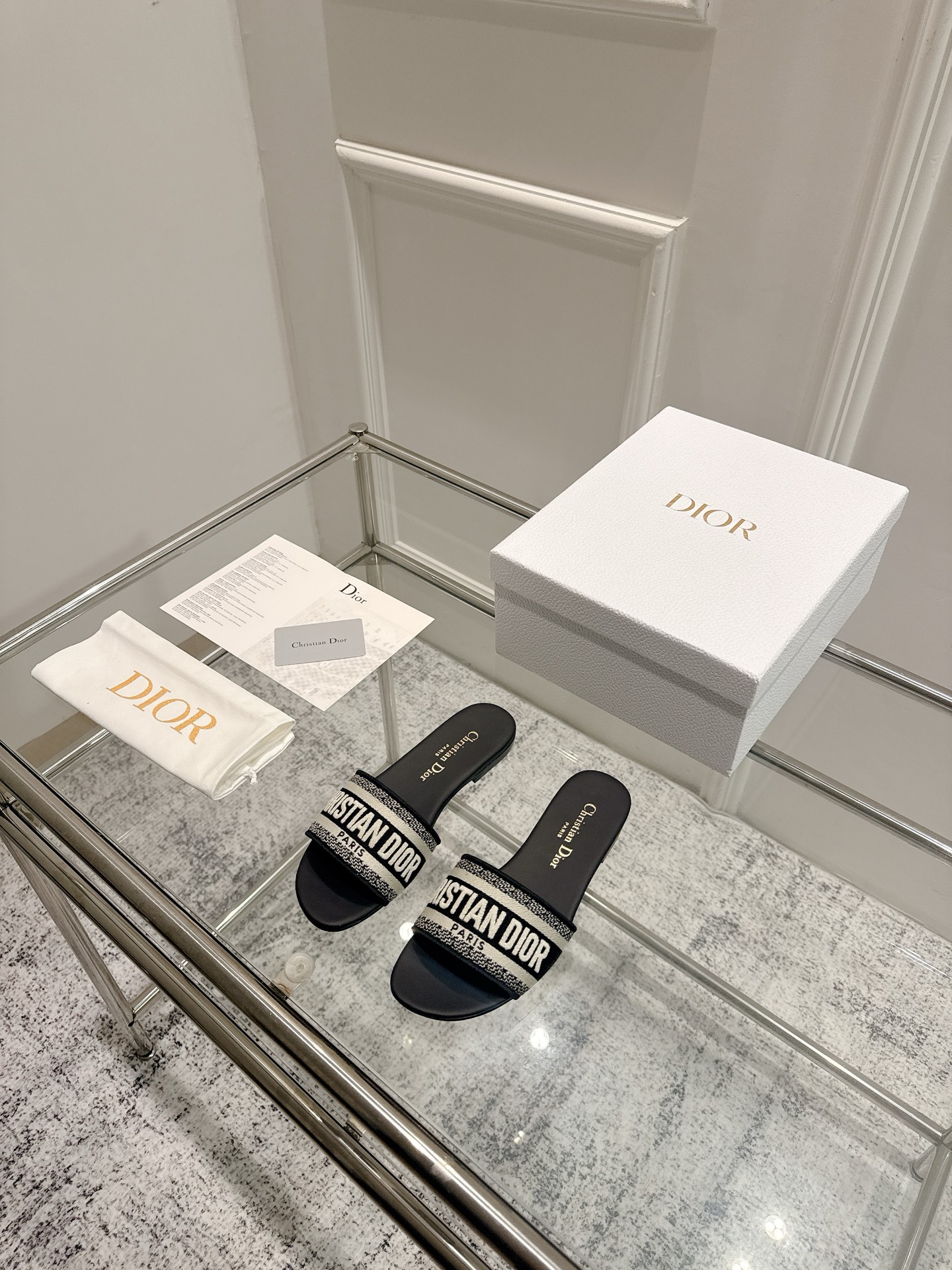 Dior Dior 金典款刺绣拖鞋市场版本很多 品就质是咱们的生命力