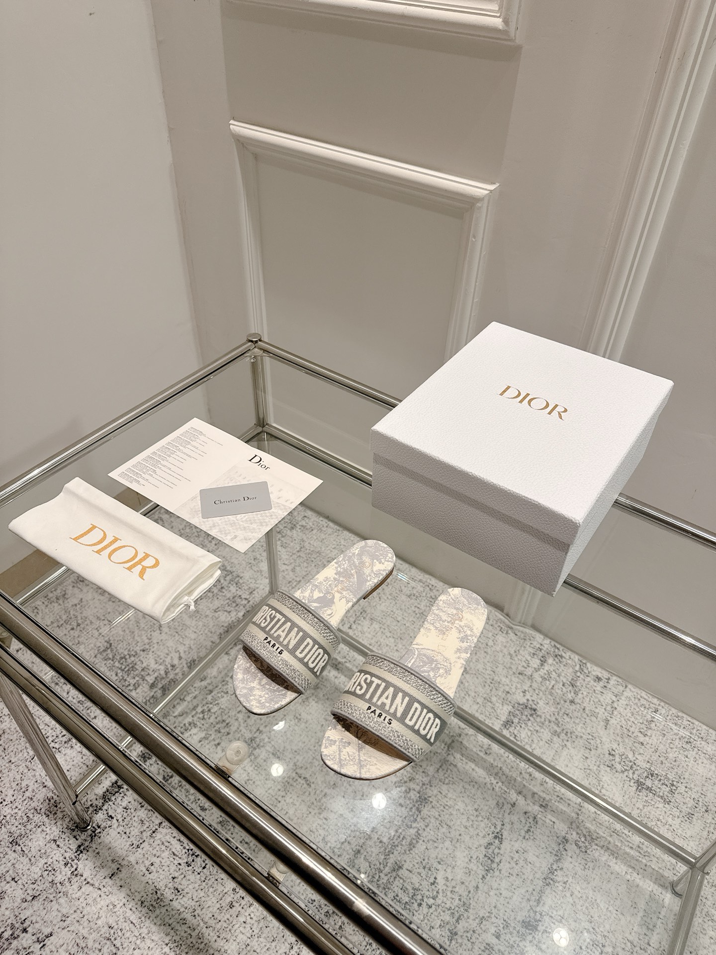 Dior Dior 金典款刺绣拖鞋市场版本很多 品就质是咱们的生命力