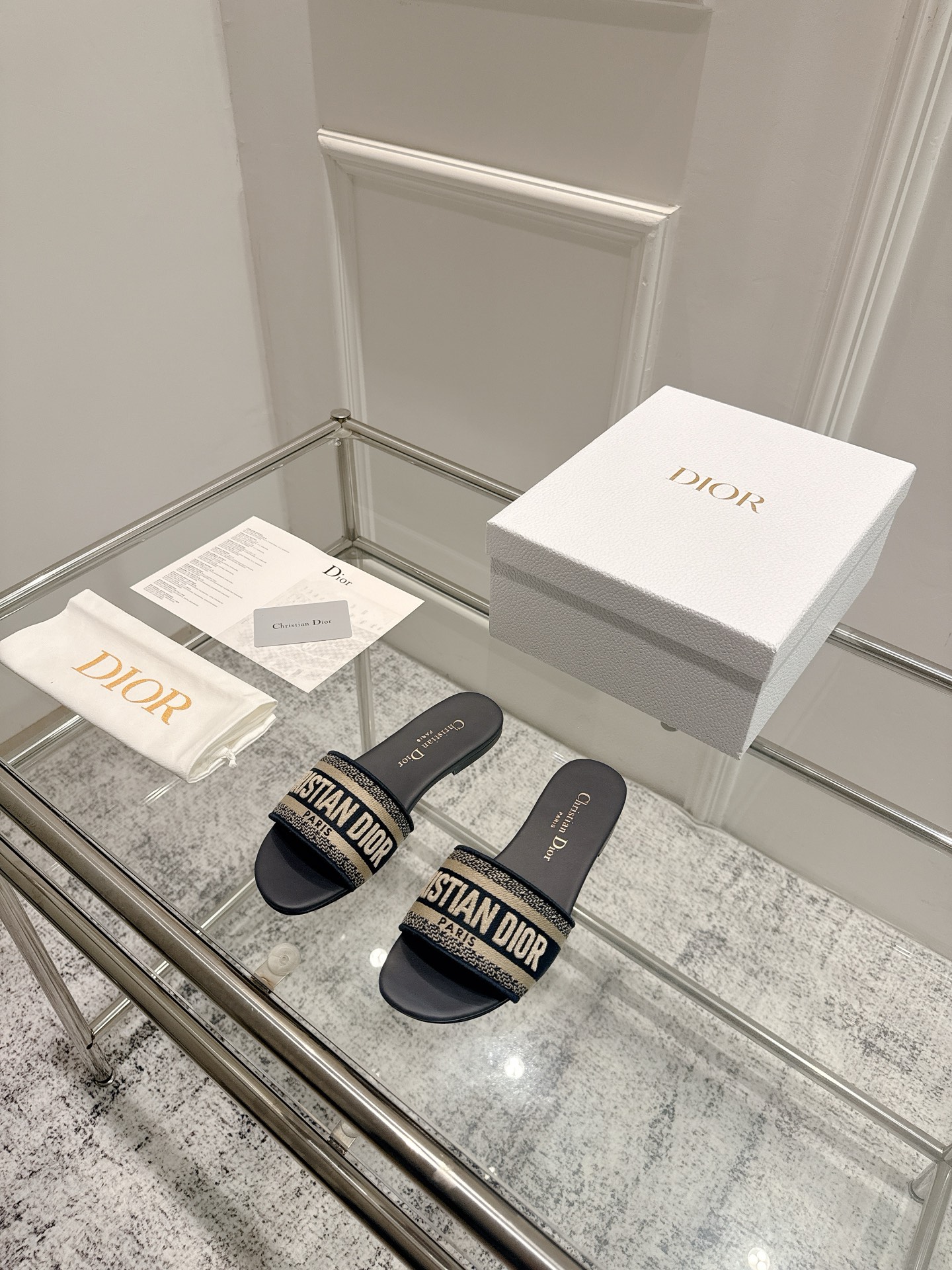 Dior Dior 金典款刺绣拖鞋市场版本很多 品就质是咱们的生命力