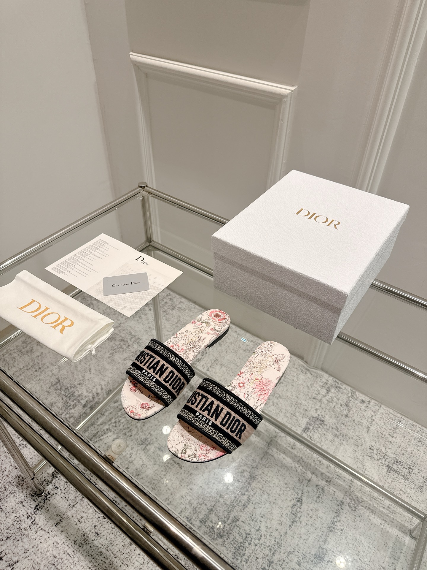 Dior Dior 金典款刺绣拖鞋市场版本很多 品就质是咱们的生命力