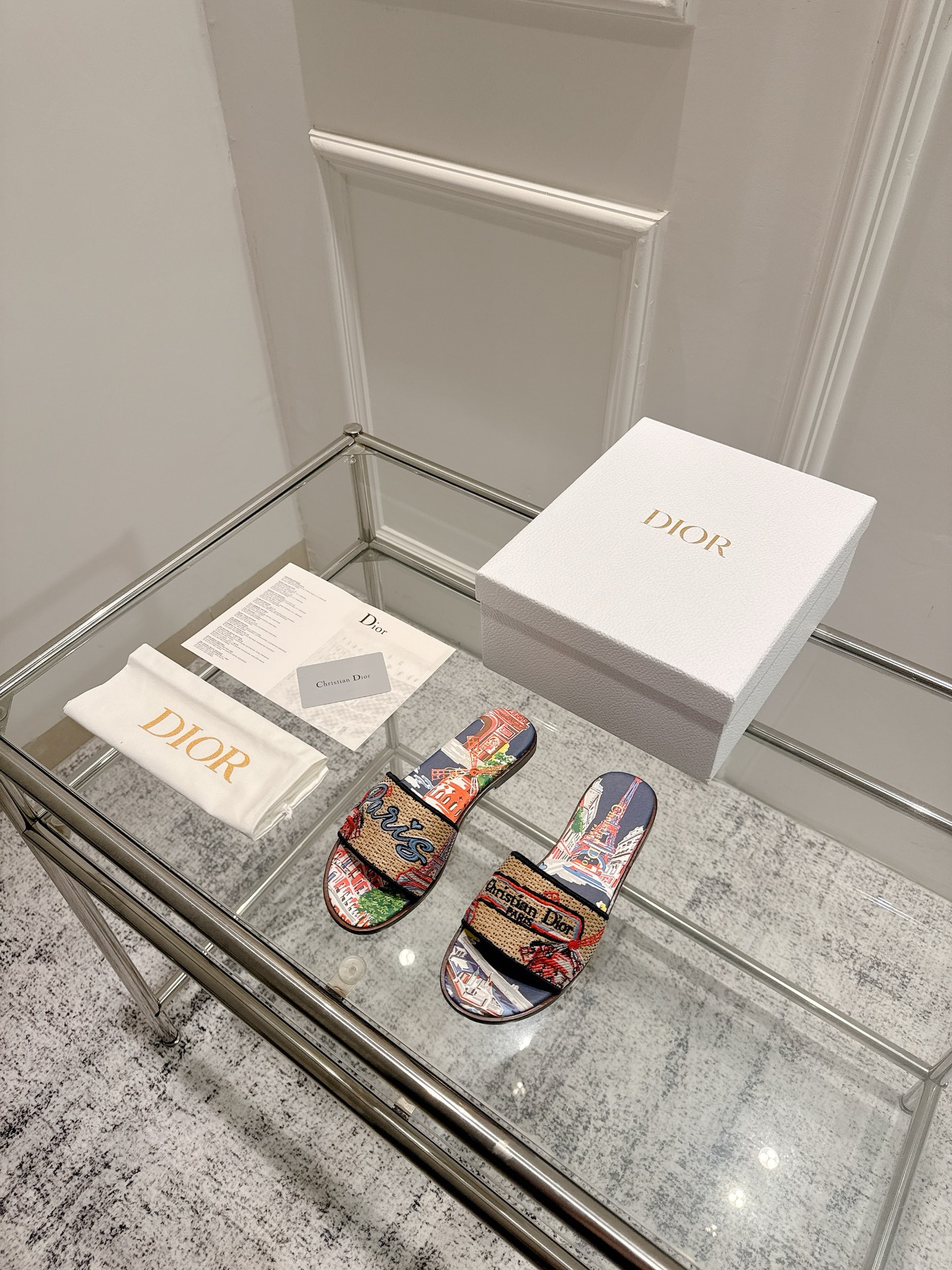Dior Dior 金典款刺绣拖鞋市场版本很多 品就质是咱们的生命力