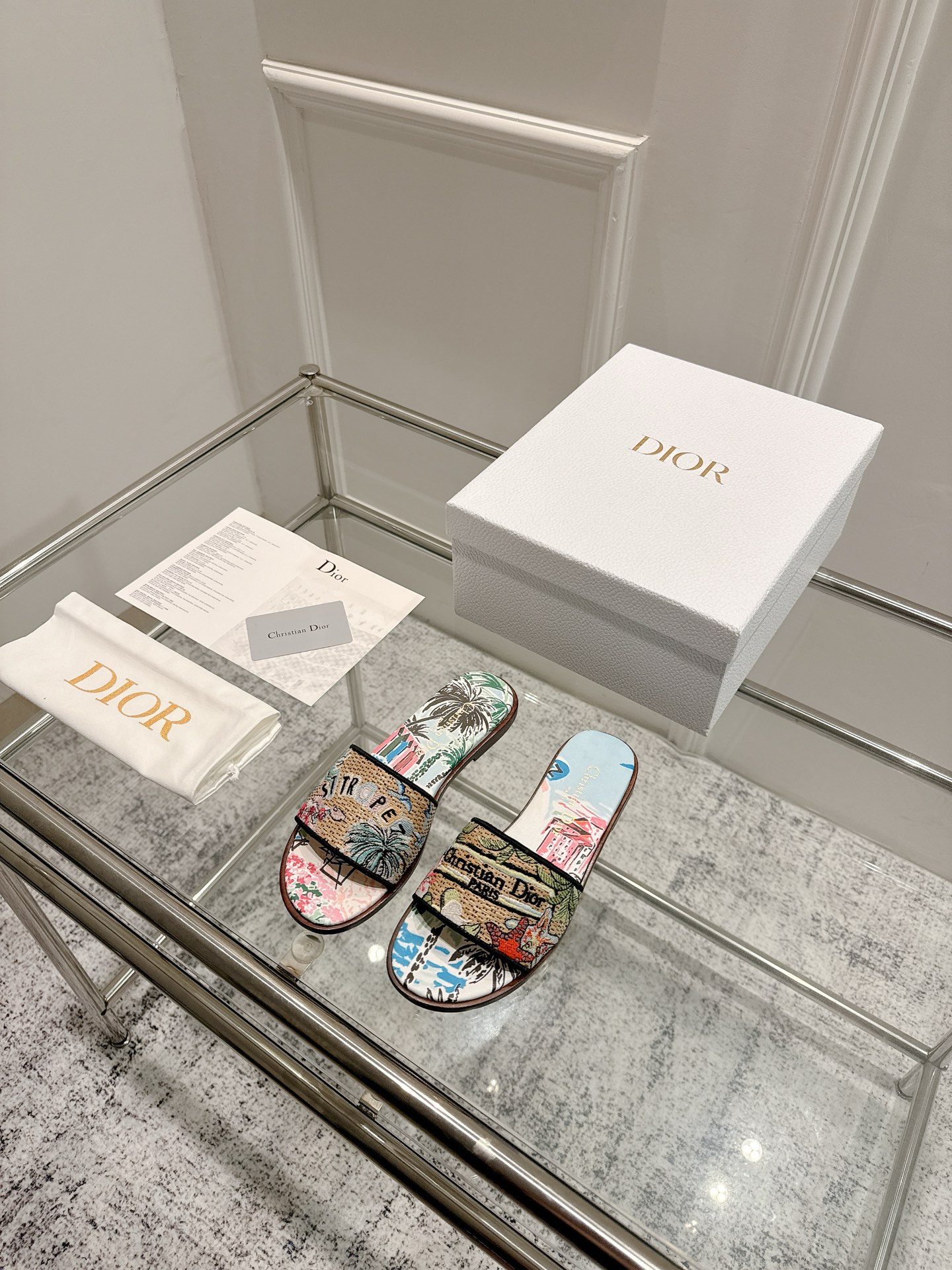 Dior Dior 金典款刺绣拖鞋市场版本很多 品就质是咱们的生命力