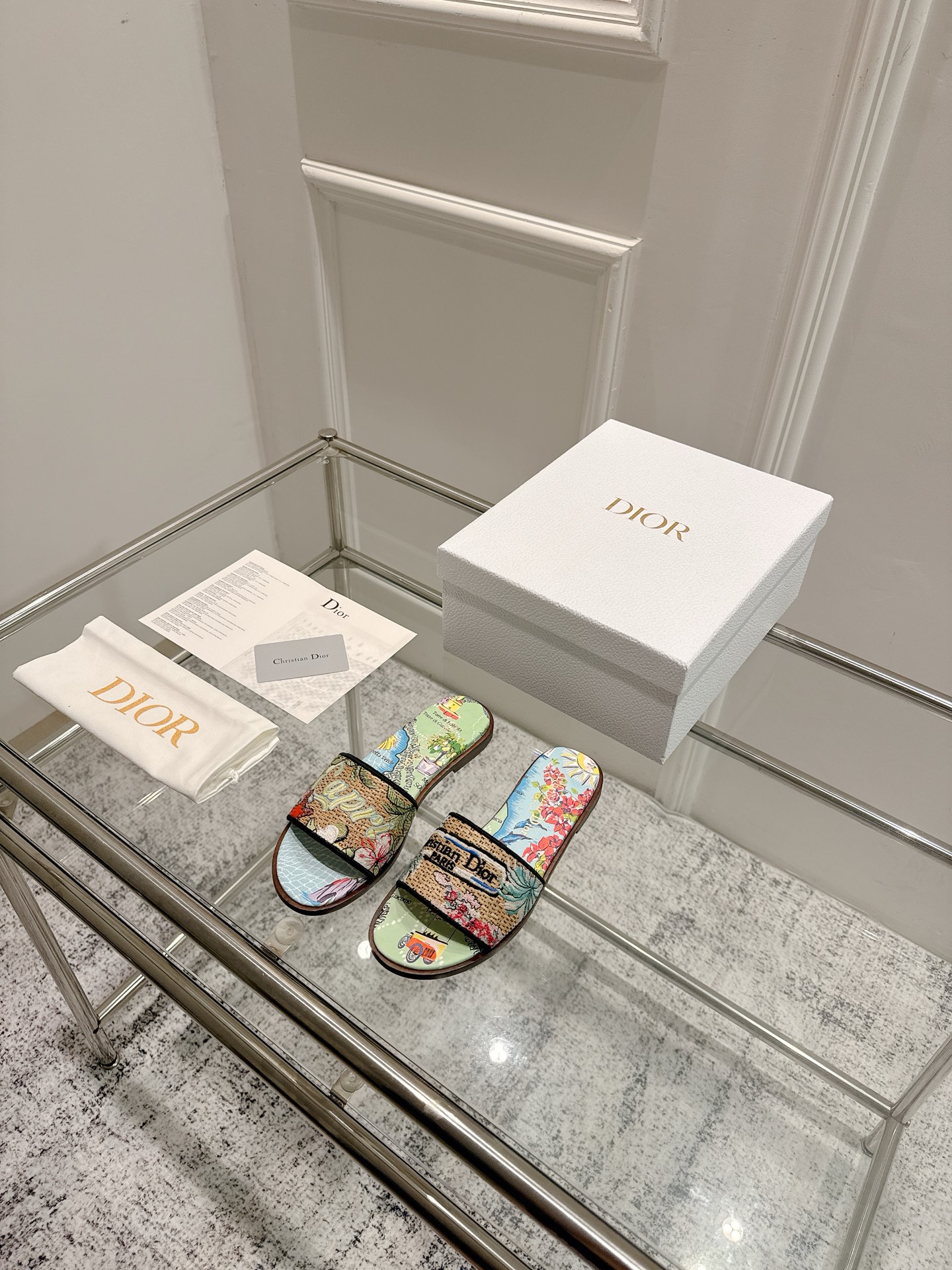 Dior Dior 金典款刺绣拖鞋市场版本很多 品就质是咱们的生命力