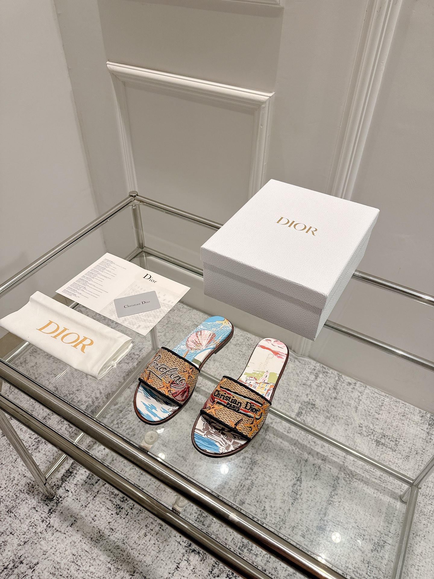Dior Dior 金典款刺绣拖鞋市场版本很多 品就质是咱们的生命力