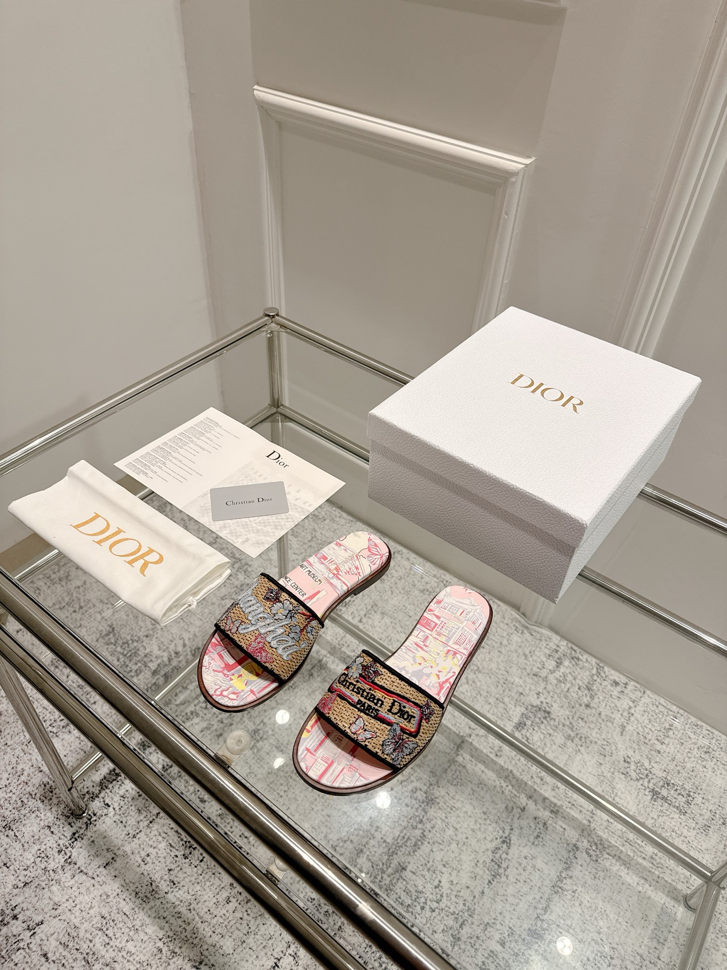 Dior Dior 金典款刺绣拖鞋市场版本很多 品就质是咱们的生命力