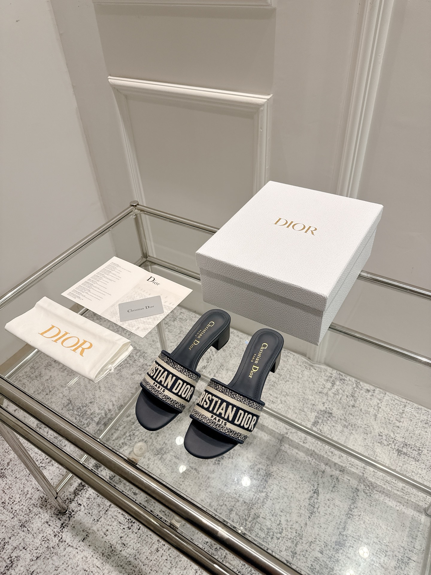 Dior Dior 金典款刺绣拖鞋市场版本很多 品就质是咱们的生命力