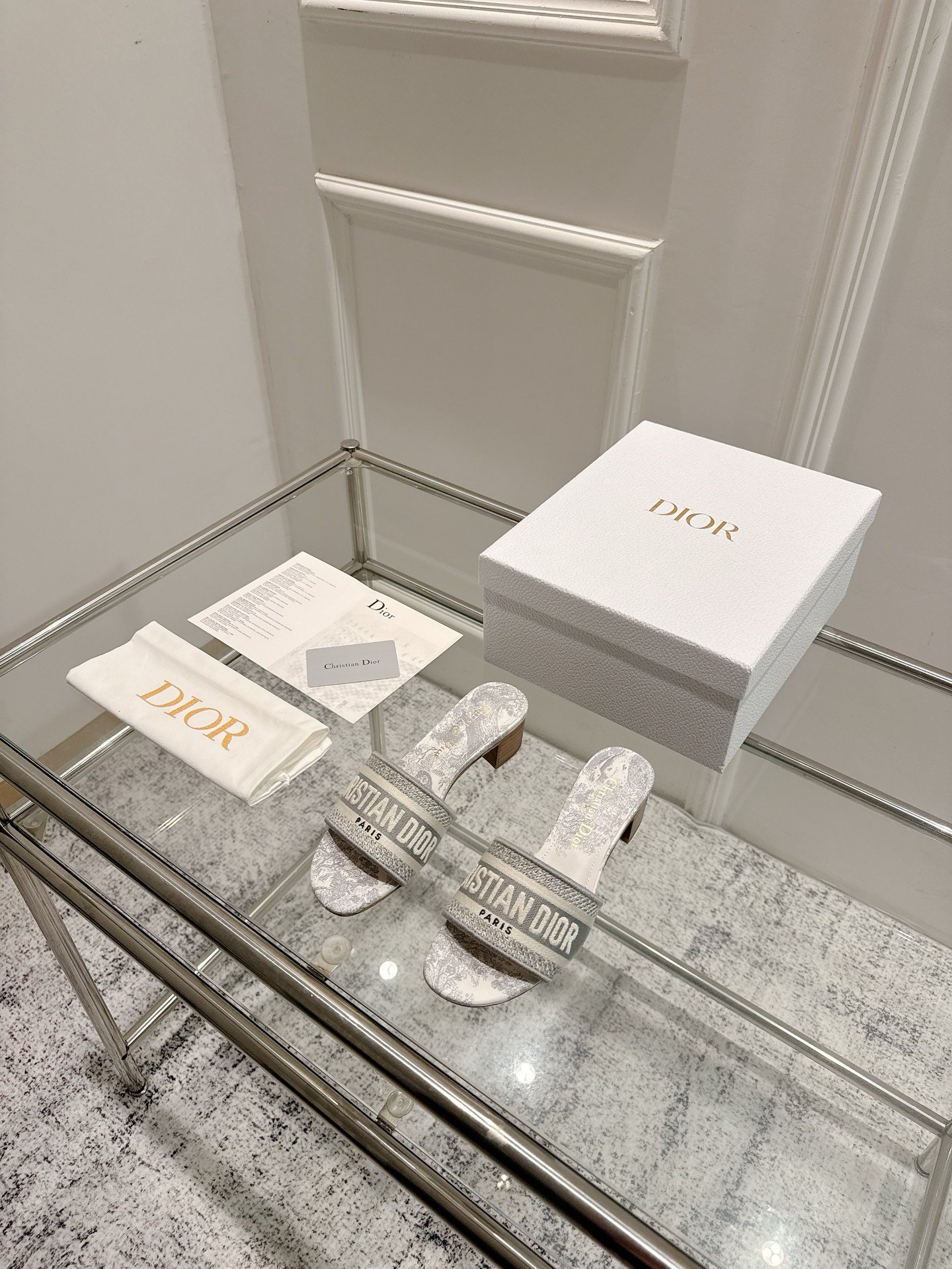 Dior Dior 金典款刺绣拖鞋市场版本很多 品就质是咱们的生命力