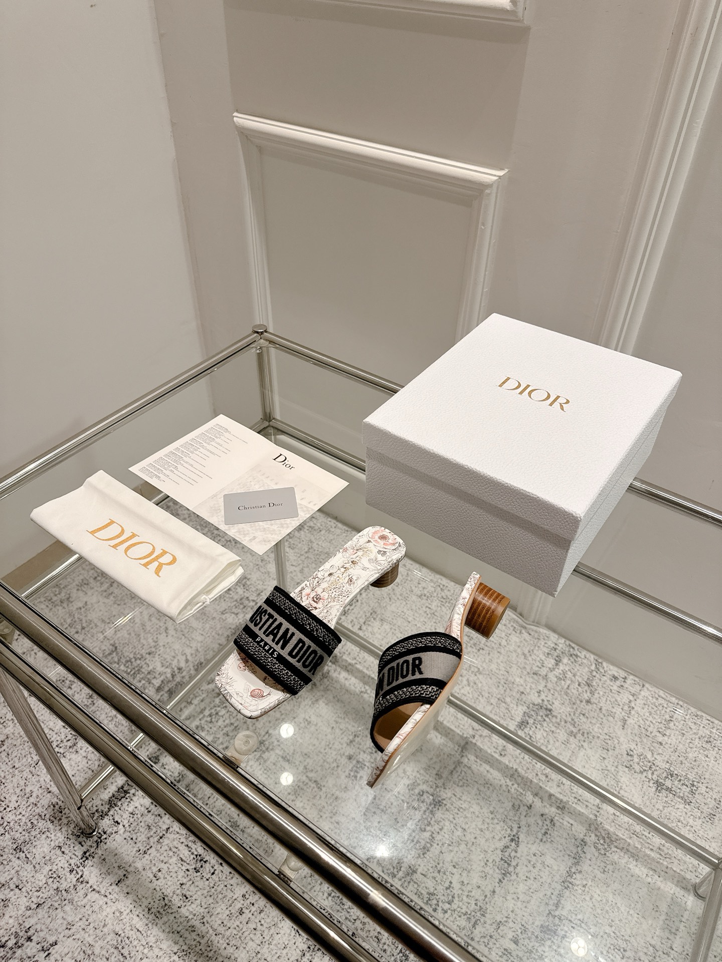 Dior Dior 金典款刺绣拖鞋市场版本很多 品就质是咱们的生命力
