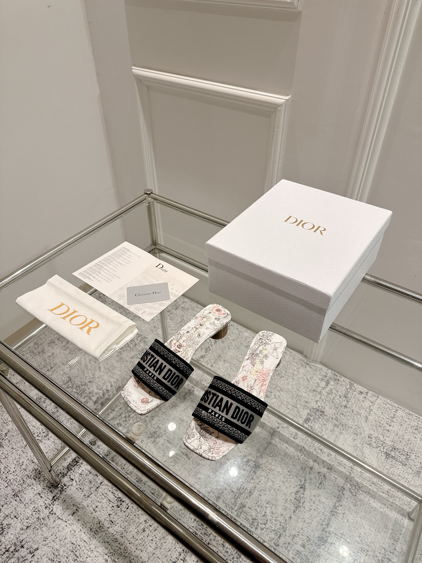 Dior Dior 金典款刺绣拖鞋市场版本很多 品就质是咱们的生命力