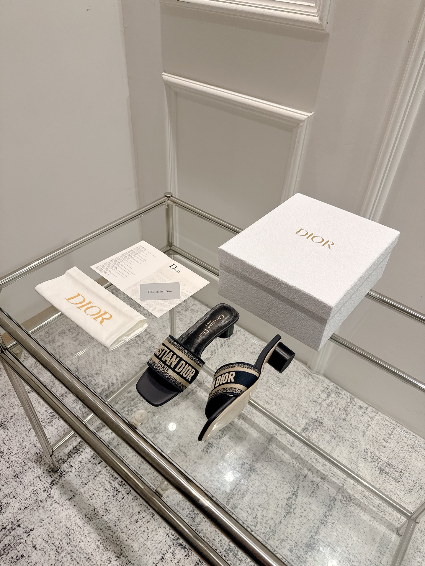 Dior Dior 金典款刺绣拖鞋市场版本很多 品就质是咱们的生命力