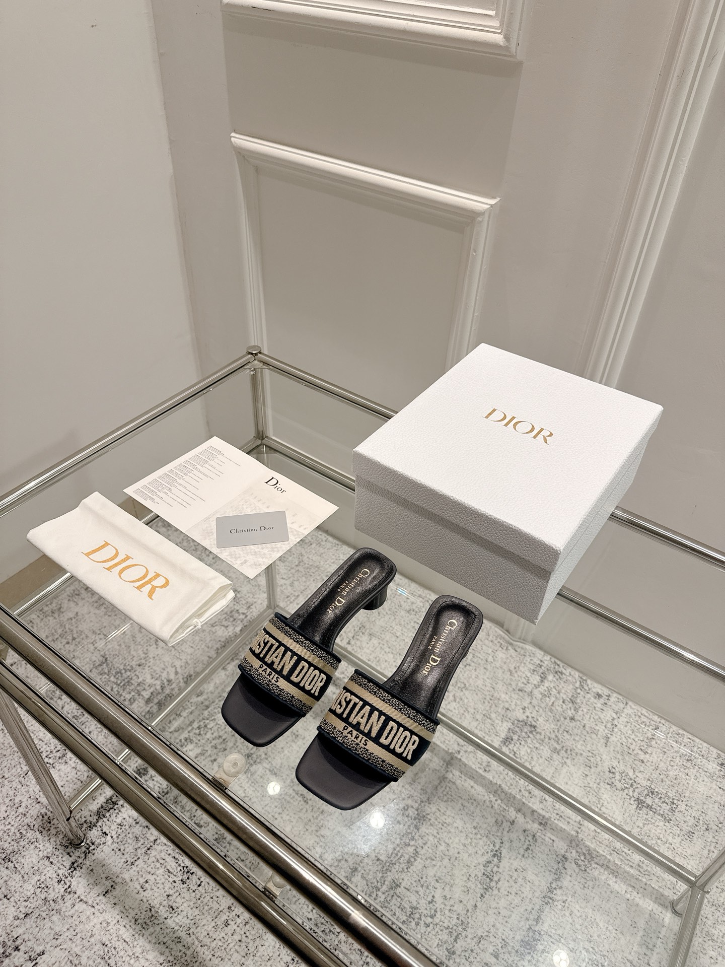 Dior Dior 金典款刺绣拖鞋市场版本很多 品就质是咱们的生命力