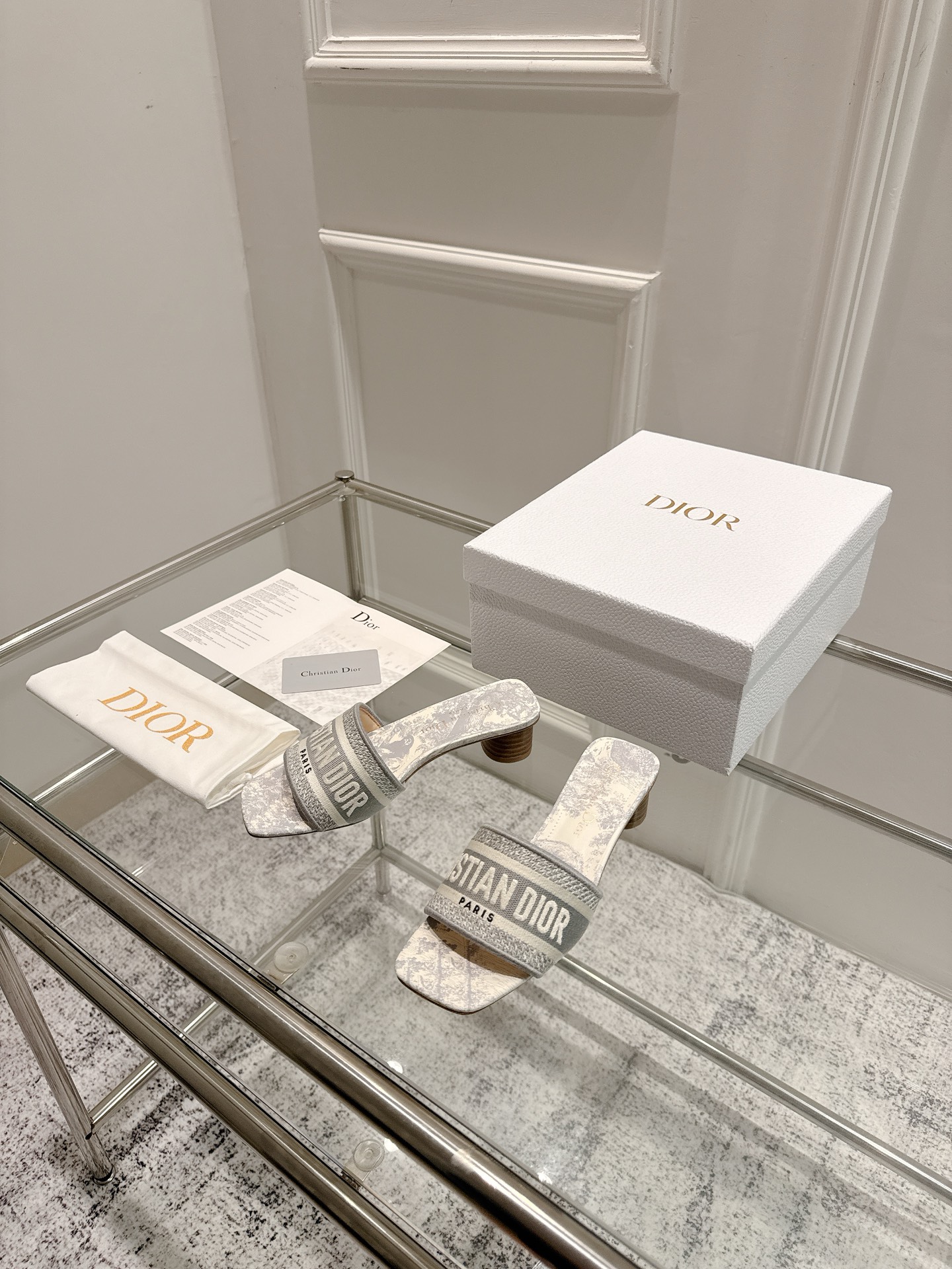 Dior Dior 金典款刺绣拖鞋市场版本很多 品就质是咱们的生命力