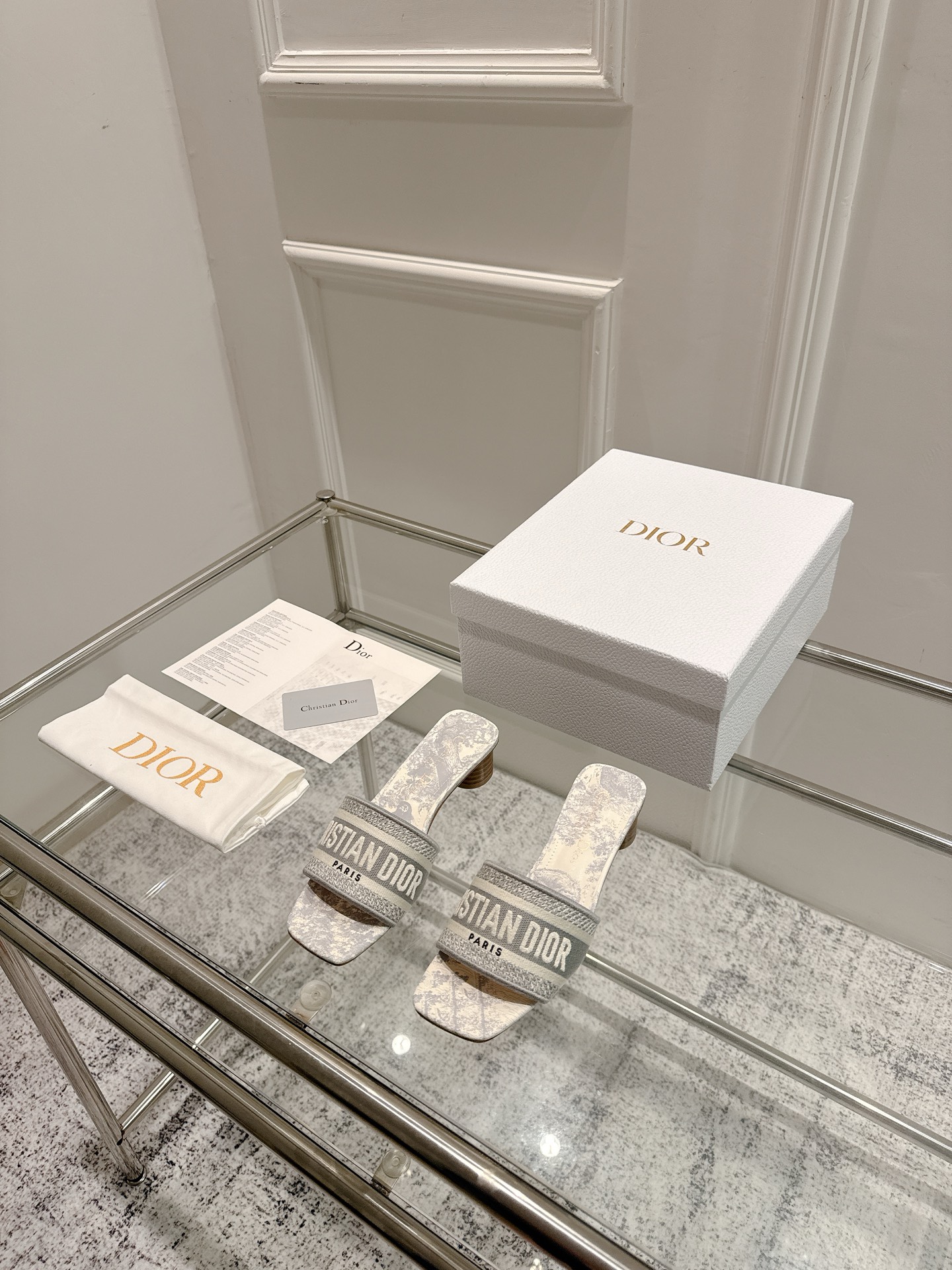 Dior Dior 金典款刺绣拖鞋市场版本很多 品就质是咱们的生命力