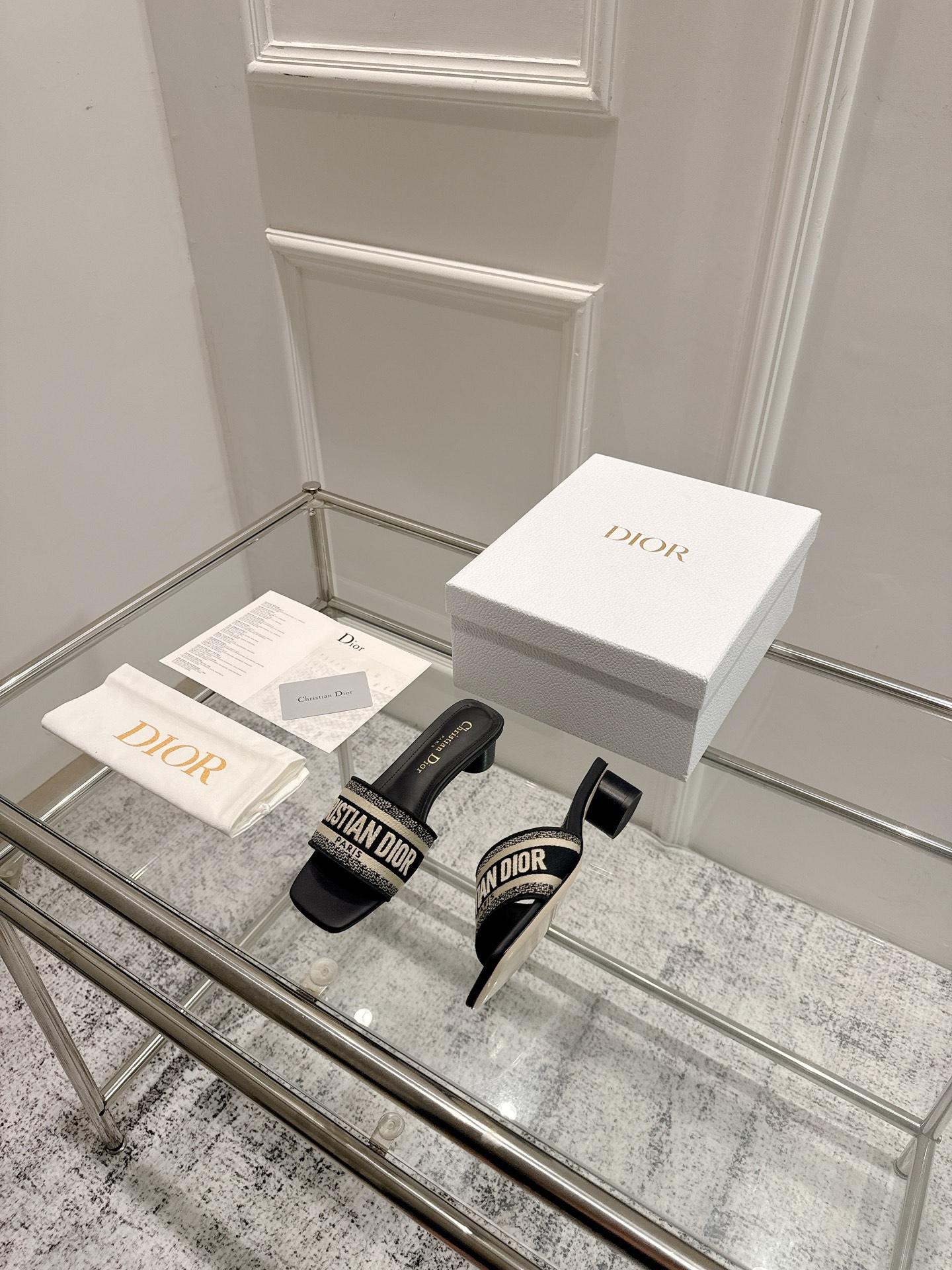 Dior Dior 金典款刺绣拖鞋市场版本很多 品就质是咱们的生命力