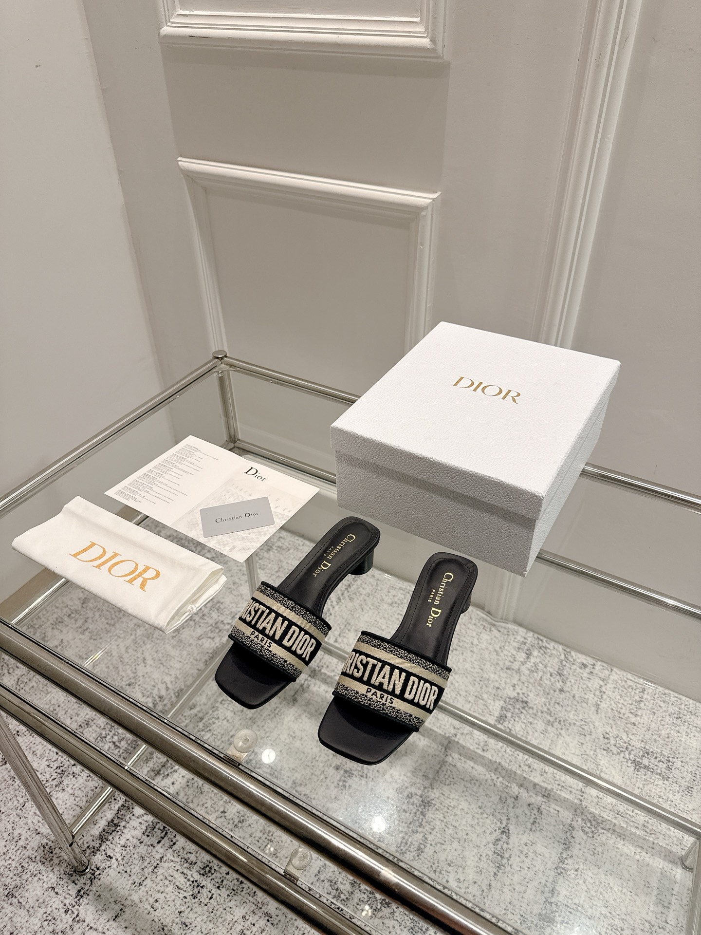 Dior Dior 金典款刺绣拖鞋市场版本很多 品就质是咱们的生命力