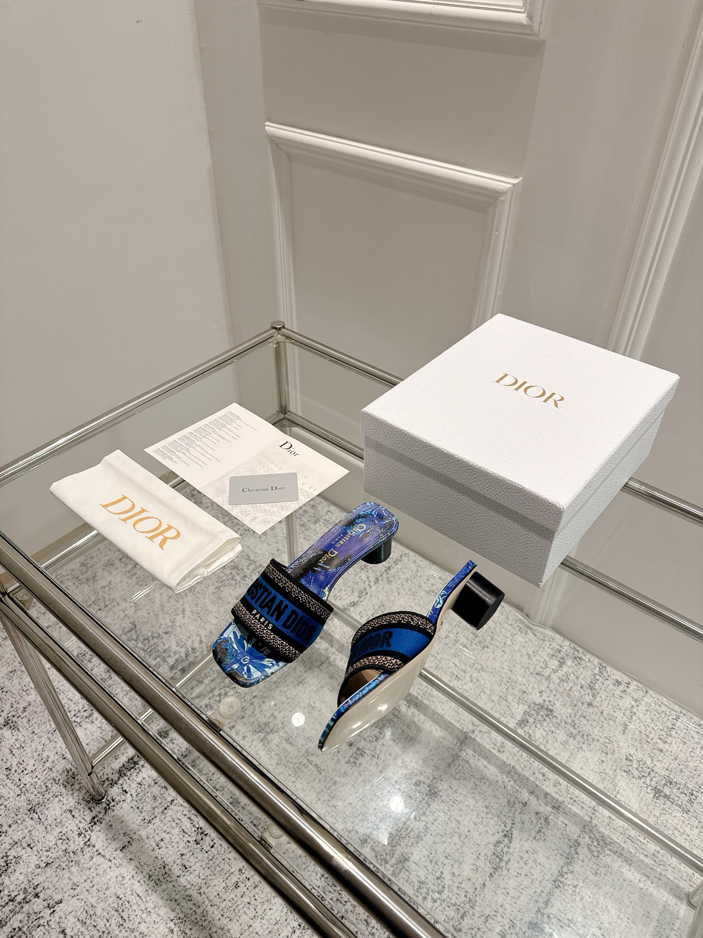Dior Dior 金典款刺绣拖鞋市场版本很多 品就质是咱们的生命力