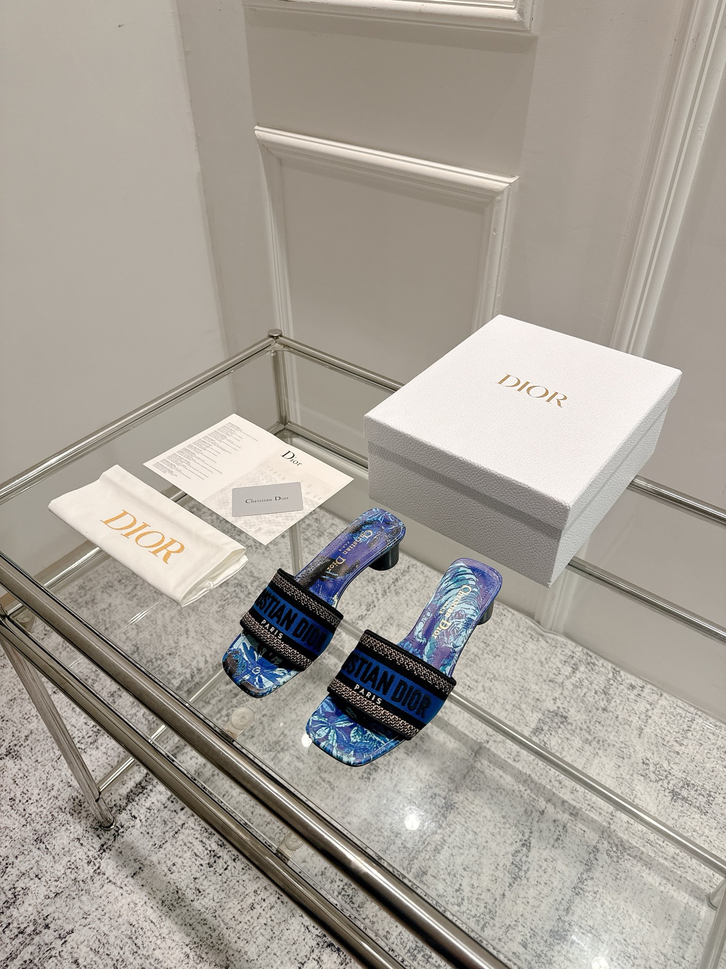 Dior Dior 金典款刺绣拖鞋市场版本很多 品就质是咱们的生命力
