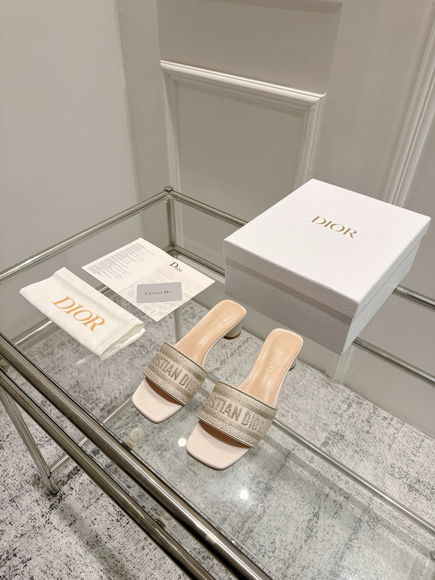 Dior Dior 金典款刺绣拖鞋市场版本很多 品就质是咱们的生命力