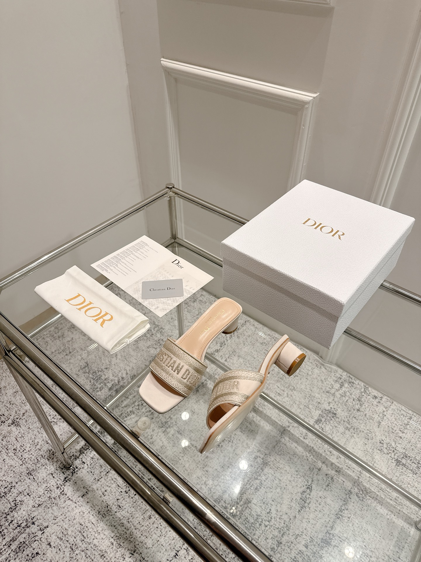 Dior Dior 金典款刺绣拖鞋市场版本很多 品就质是咱们的生命力