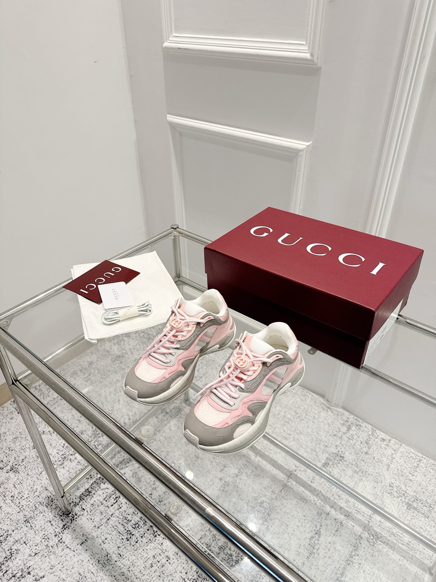 NO:579525,Real price, top version, Gucci 2.0 sneakers, couple style, retro, casual shoes, running shoes, original purchase, development, production. This Gucci 2.0 sneaker reinterprets the brand's iconic striped webbing elements. This sneaker reinterprets the iconic details, uses EVA thick soles, and a smart silhouette, bringing a stable and comfortable wearing experience. The delivery counter is exquisitely packaged. The fabric is original imported cowhide + technical fabric. The inner lining is original imported breathable mesh.  The sole is original molded ultra-light foam rubber, sole thickness 4CM Size: women's 35-40,,gucci,gucci,sneakers,cowhide19860909实价 顶级版本 Gucci古驰 2.0运动鞋 情侣款 复古 休闲鞋 跑鞋 原版购入开发 做货 这款Gucci 2.0运动鞋焕新演绎品牌标志性条纹织带元素.这款运动鞋焕新诠释标志性细节,采用EVA厚鞋底,搭配灵动廓形,带来稳步舒适穿着体验 配送专柜精美包装 面料原版进口牛皮+科技面料 内里原版进口透气网里 鞋底原版开模超轻发泡橡胶 底厚4CM Size: 女款35-40,,gucci,gucci,sneakers,cowhide,Men's shoes